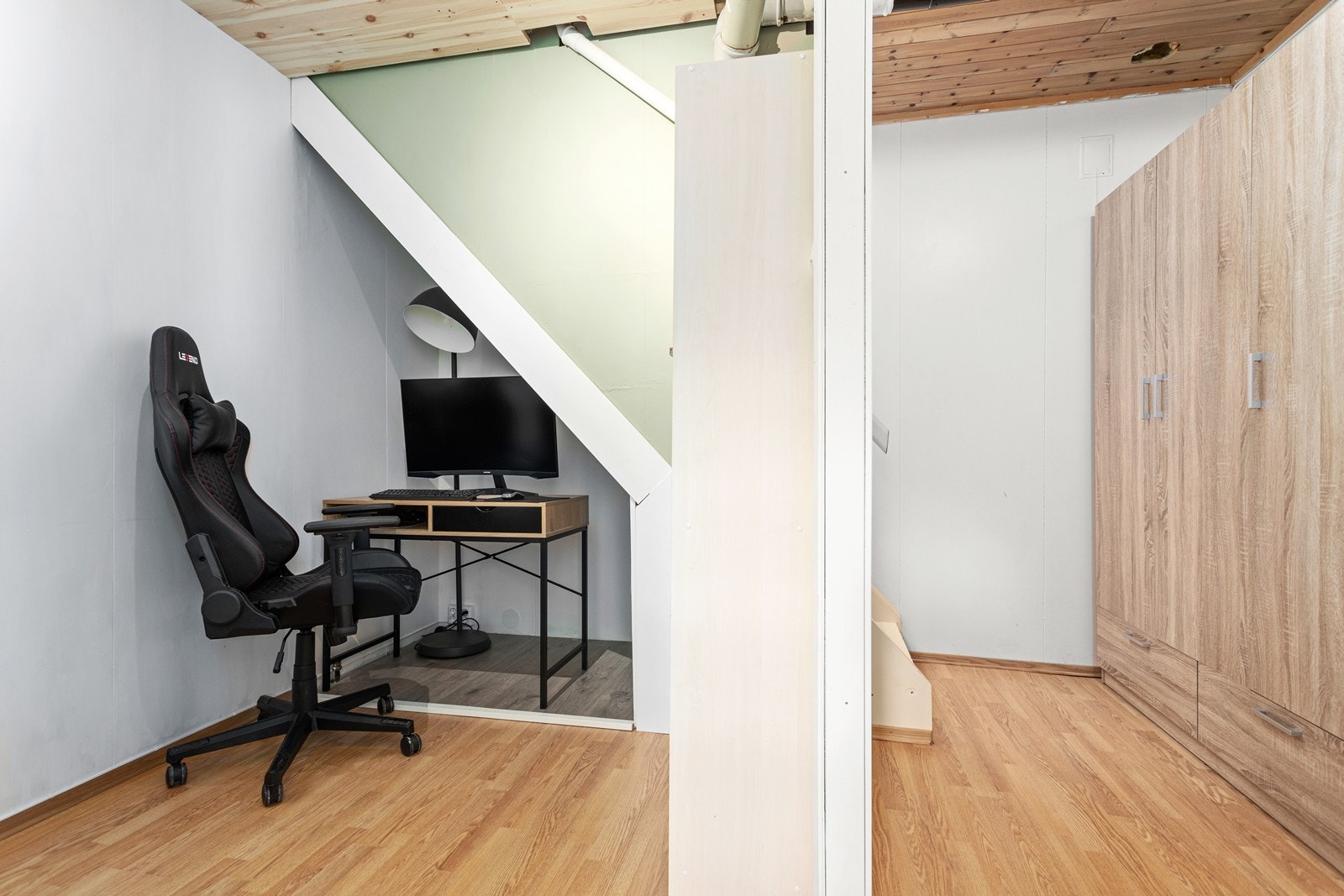 I trapperom i underetasje er det innreia ein kontorplass. Galleribilde