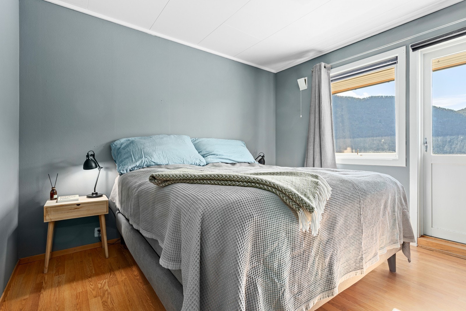 Det er tre soverom i 1. etasje. Hovudsoverommet har utgang til terrasse. Galleribilde