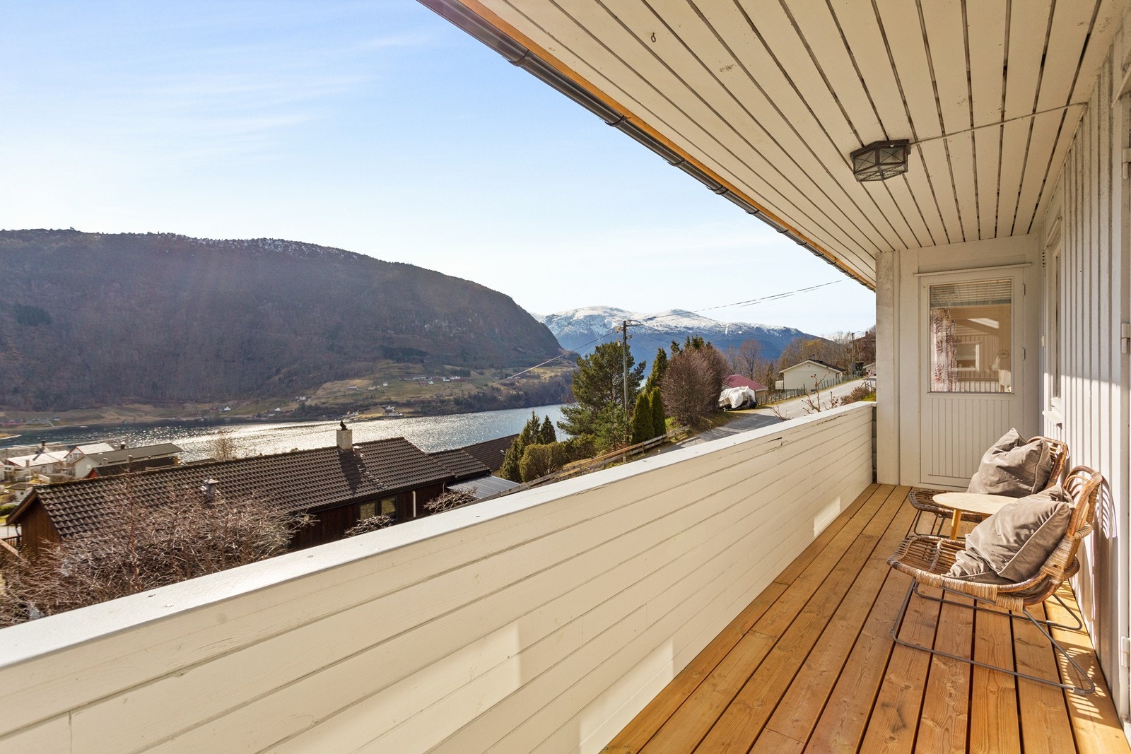 Frå stova er det også utgang til overbygd veranda med flott utsikt på framsida av bustaden. Galleribilde