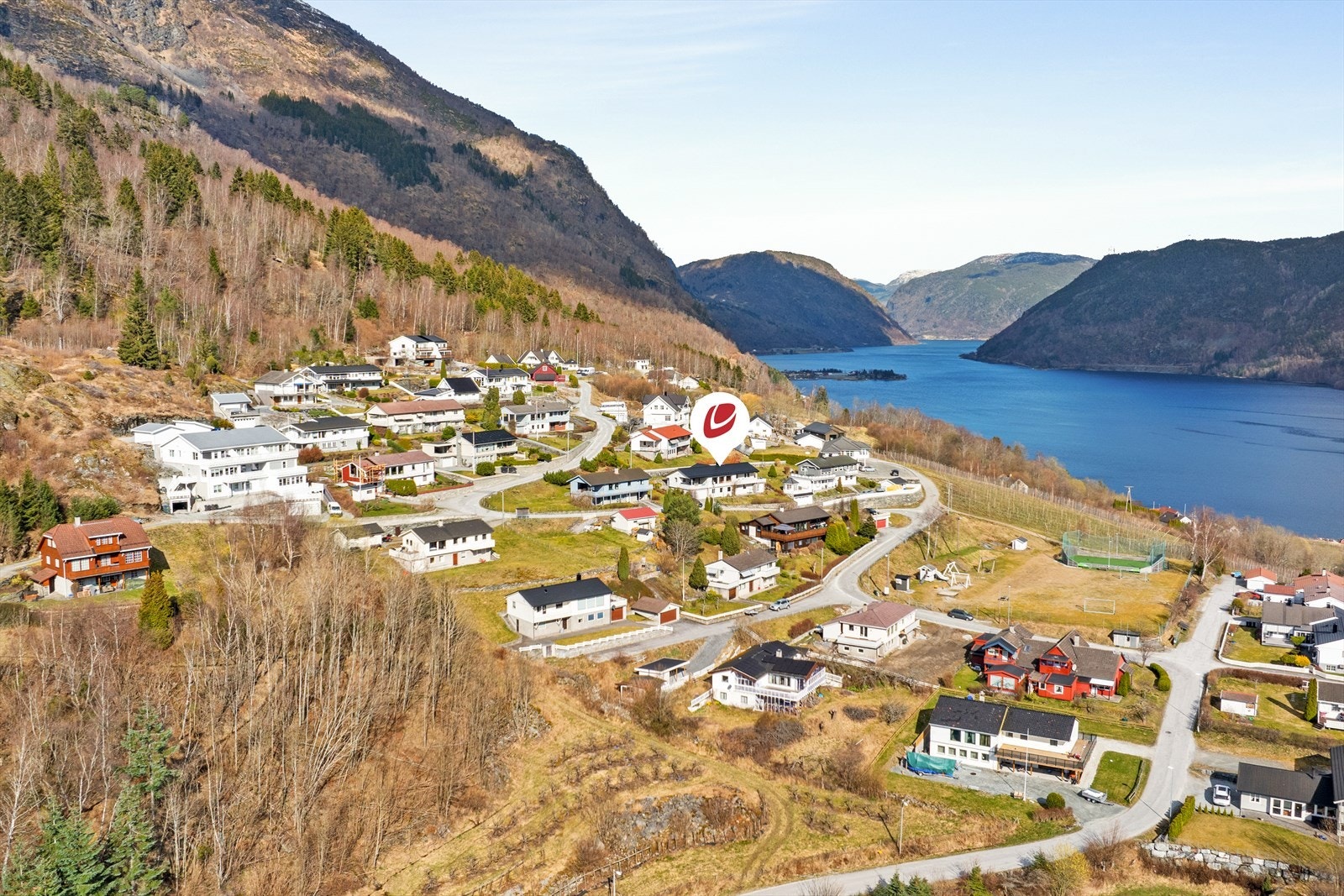 Eigedomen har fin beliggenheit i det familievenlege buområdet Nornesfeltet mellom Sogndal og Leikanger. Galleribilde