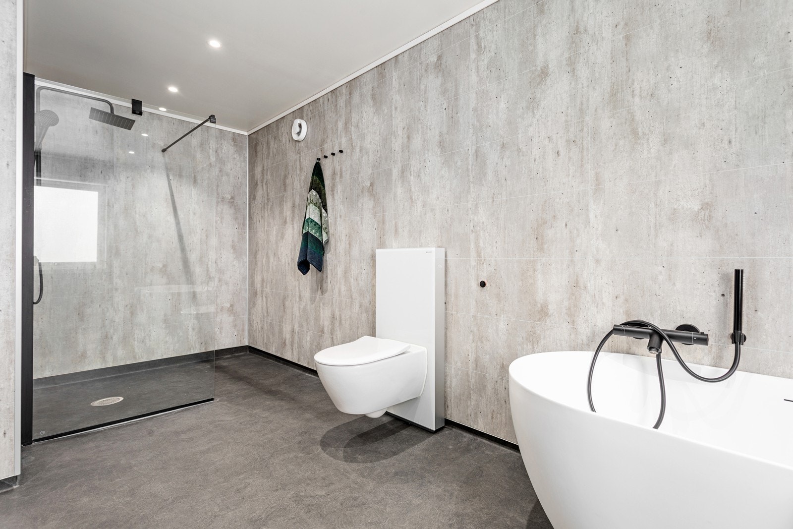 Badet er utstyrt med både dusj og badekar - kvardagsluksus! Galleribilde