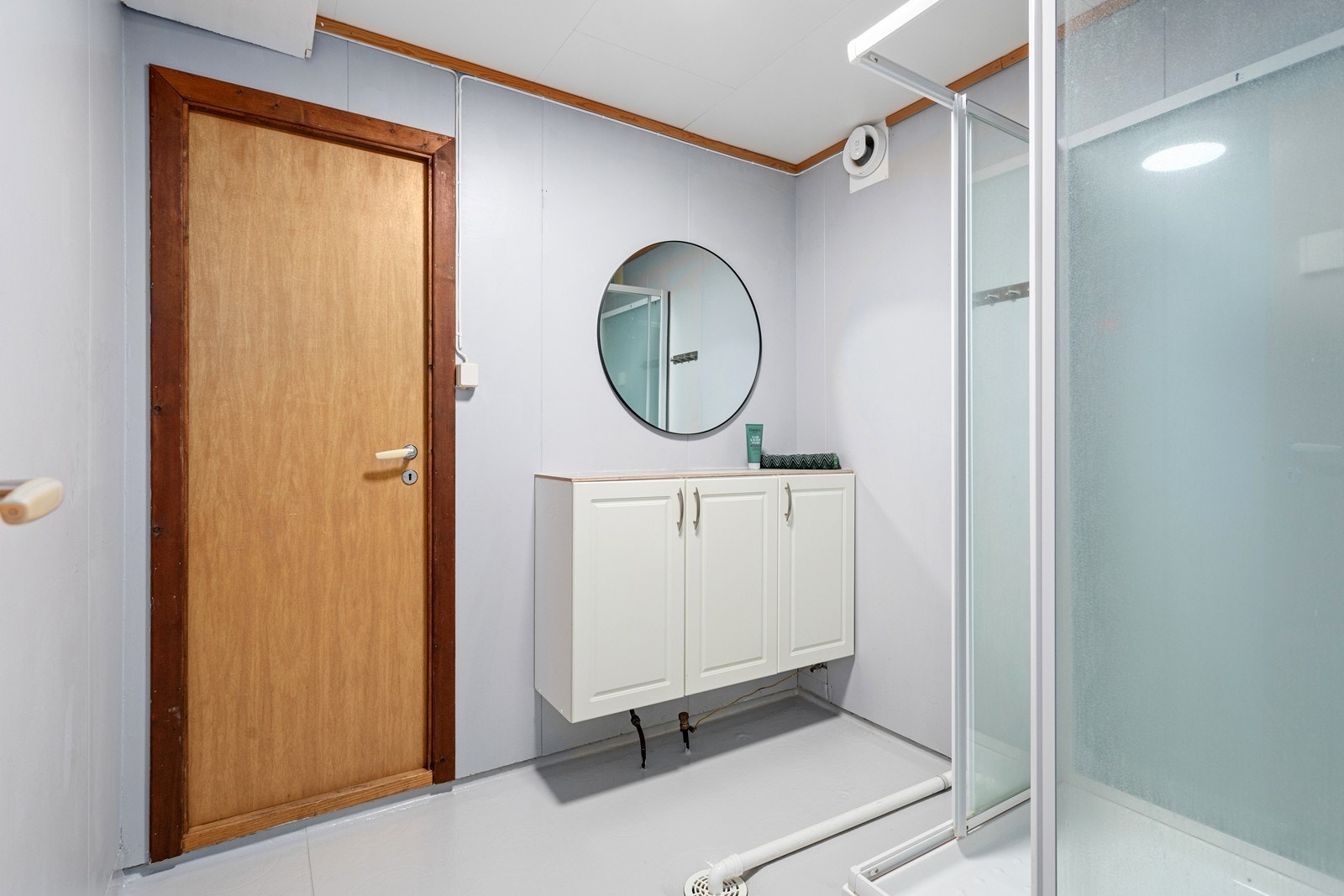 Bad med dusjkabinett og opplegg til vaskemaskin. Galleribilde