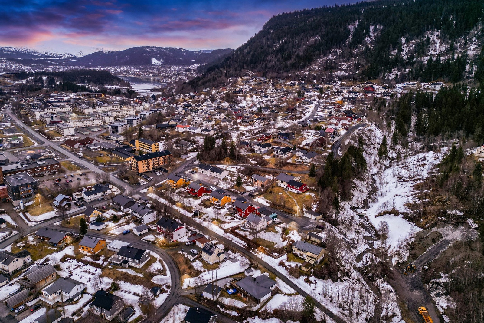 Fra boligen er det kort vei til turmuligheter i Selforslia, dagligvarebutikk, sykehus og andre fasiliteter Galleribilde