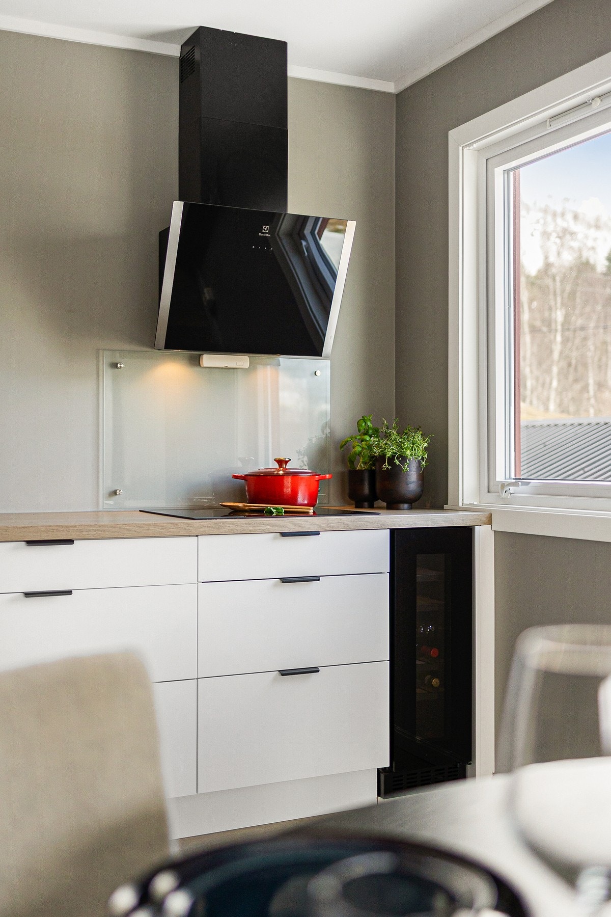 Integrerte hvitevarer, med blant annet et lekkert vinskap Galleribilde