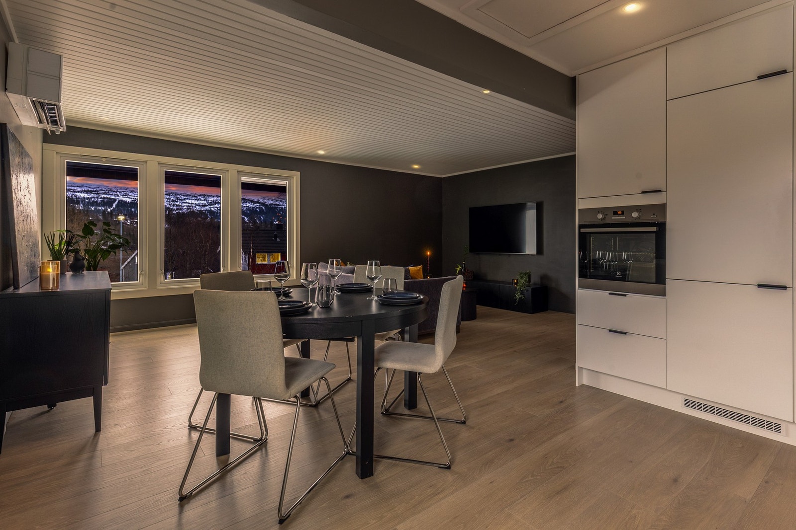 Her finner du en flott oppgradert bolig med blant annet nytt kjøkken og bad Galleribilde