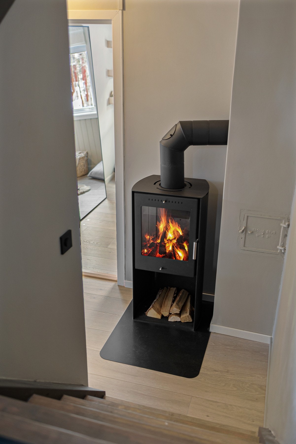 Sokkeletasjen varmes opp med vedovn fra 2020 Galleribilde
