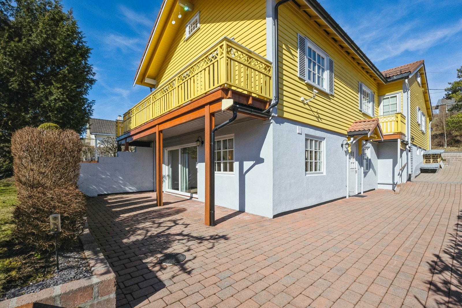 Velkommen på visning til Kodalsveien 6 A! Det er utgang fra stue til denne koselige uteplassen. Galleribilde