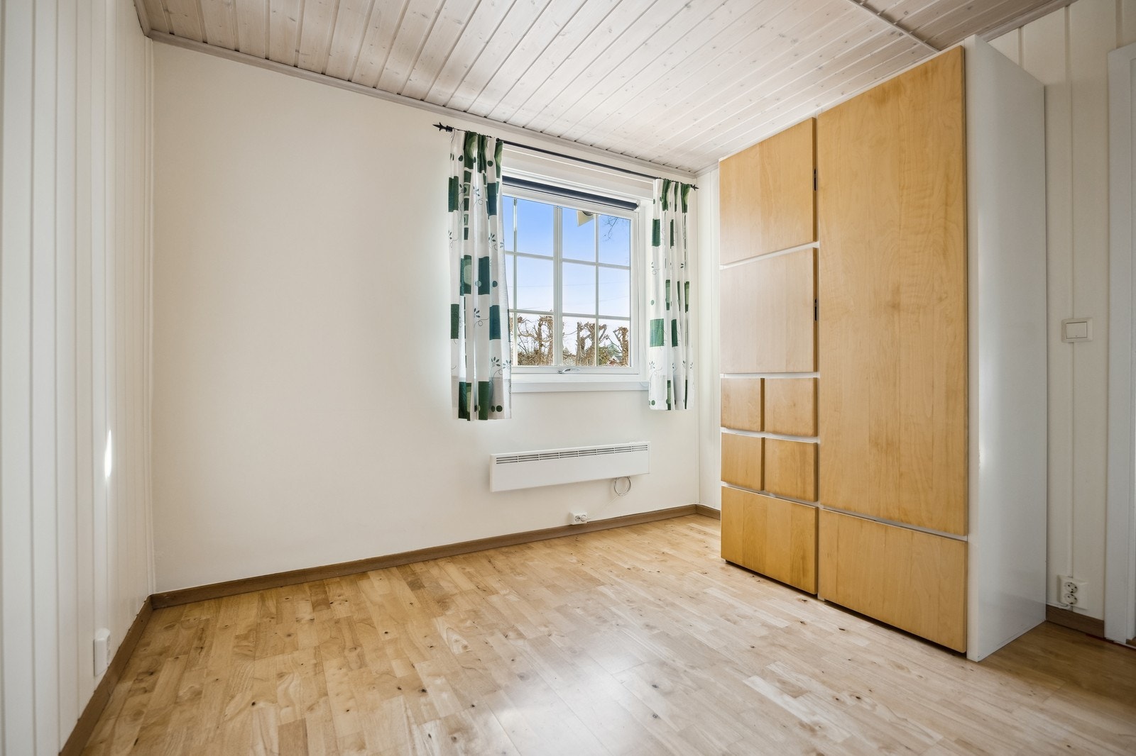 Soverom med garderobeskap. Galleribilde