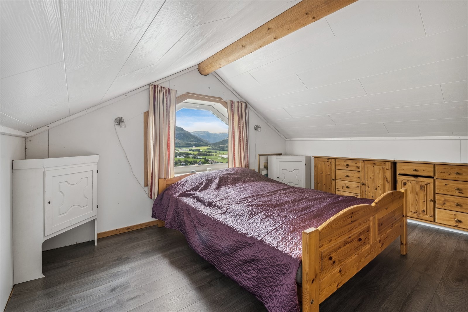 Boligens andre soverom har et målbart 5,5 kvm og et gulvareal på hele 17 kvm, målt av selger. Her er plassen også godt utnyttet med integrert garderobeløsning. Galleribilde