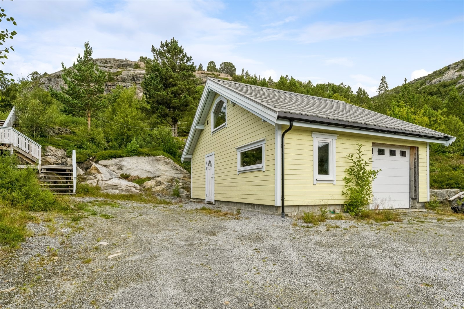 Garasjen er bygget i 2018 og har en grunnflate på ca. 50 kvm og 2 etasjer. Galleribilde