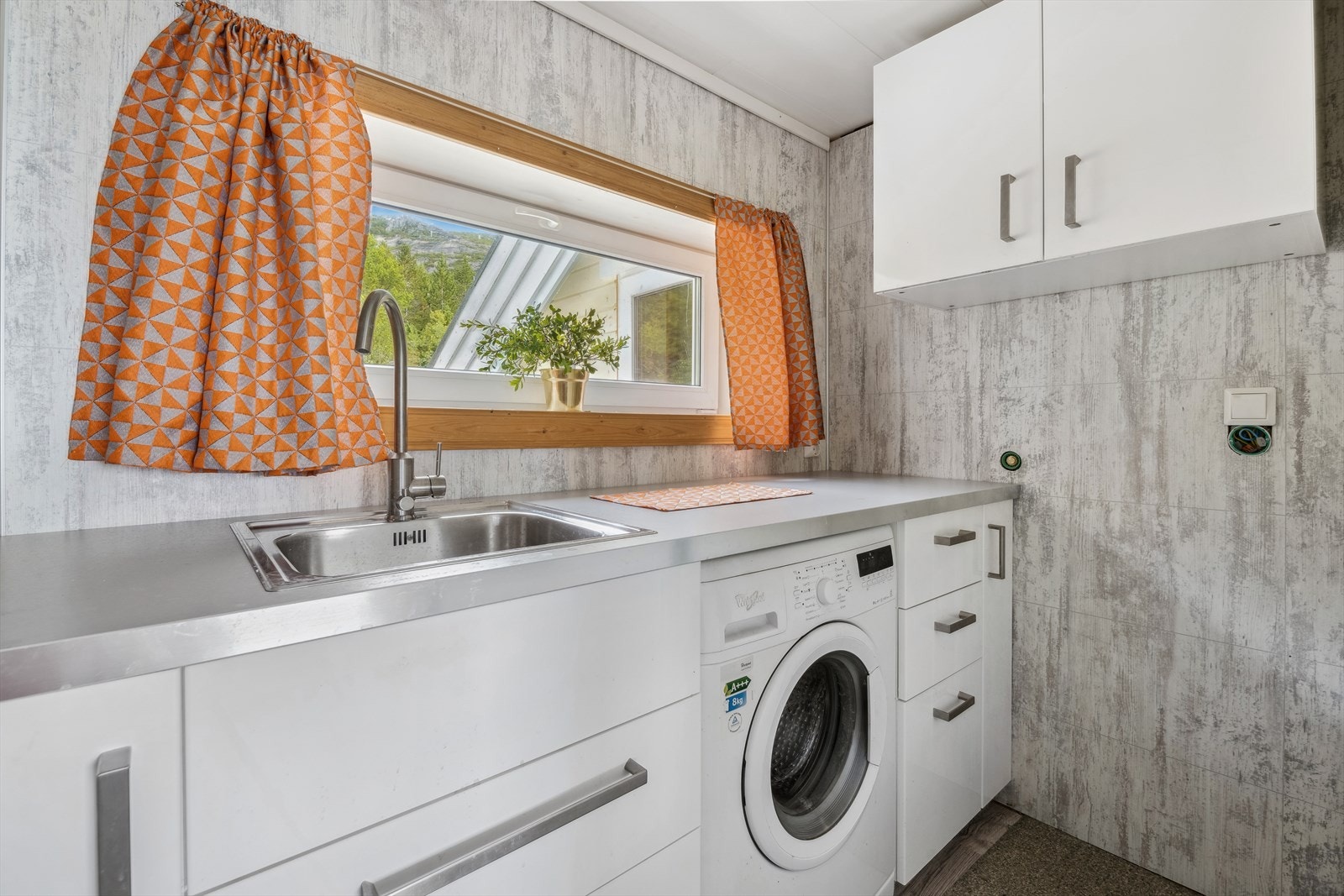 På motsatt side av inngangspartiet finner vi også eget vaskerom på 2,5 kvm. Galleribilde