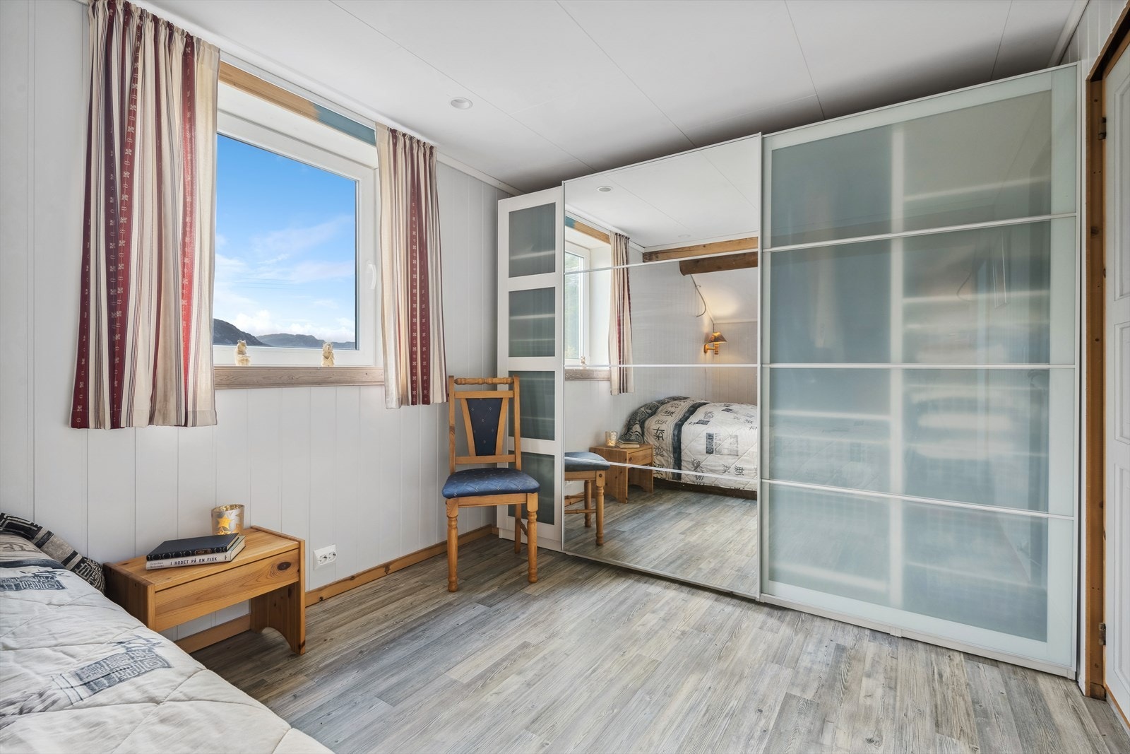 Boligens første soverom måler hele 13,5 kvm og byr på rikelig med plass til stor garderobeløsning og dobbeltseng. Galleribilde