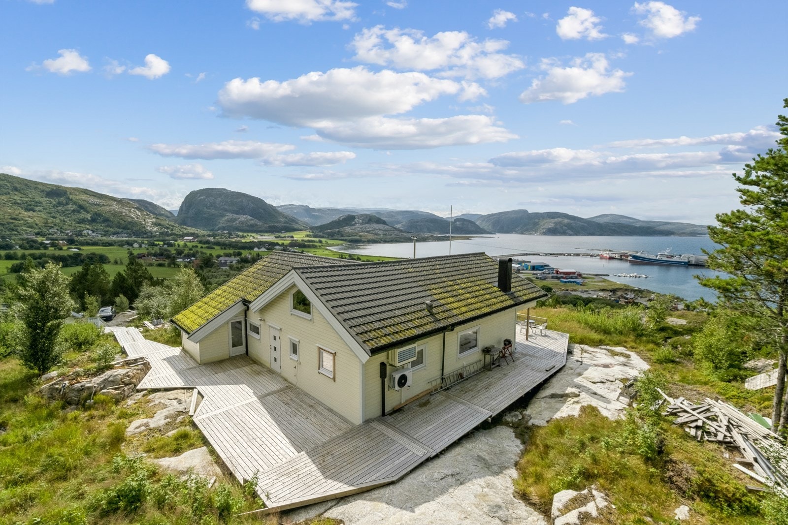 Taket er etter fotografering fullstendig vasket og renset for mose. Velkommen til en hyggelig visning! Galleribilde