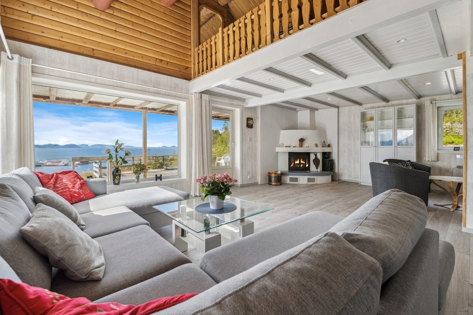 På stuen er det etablert peis for lun og energibesparende oppvarming. Galleribilde