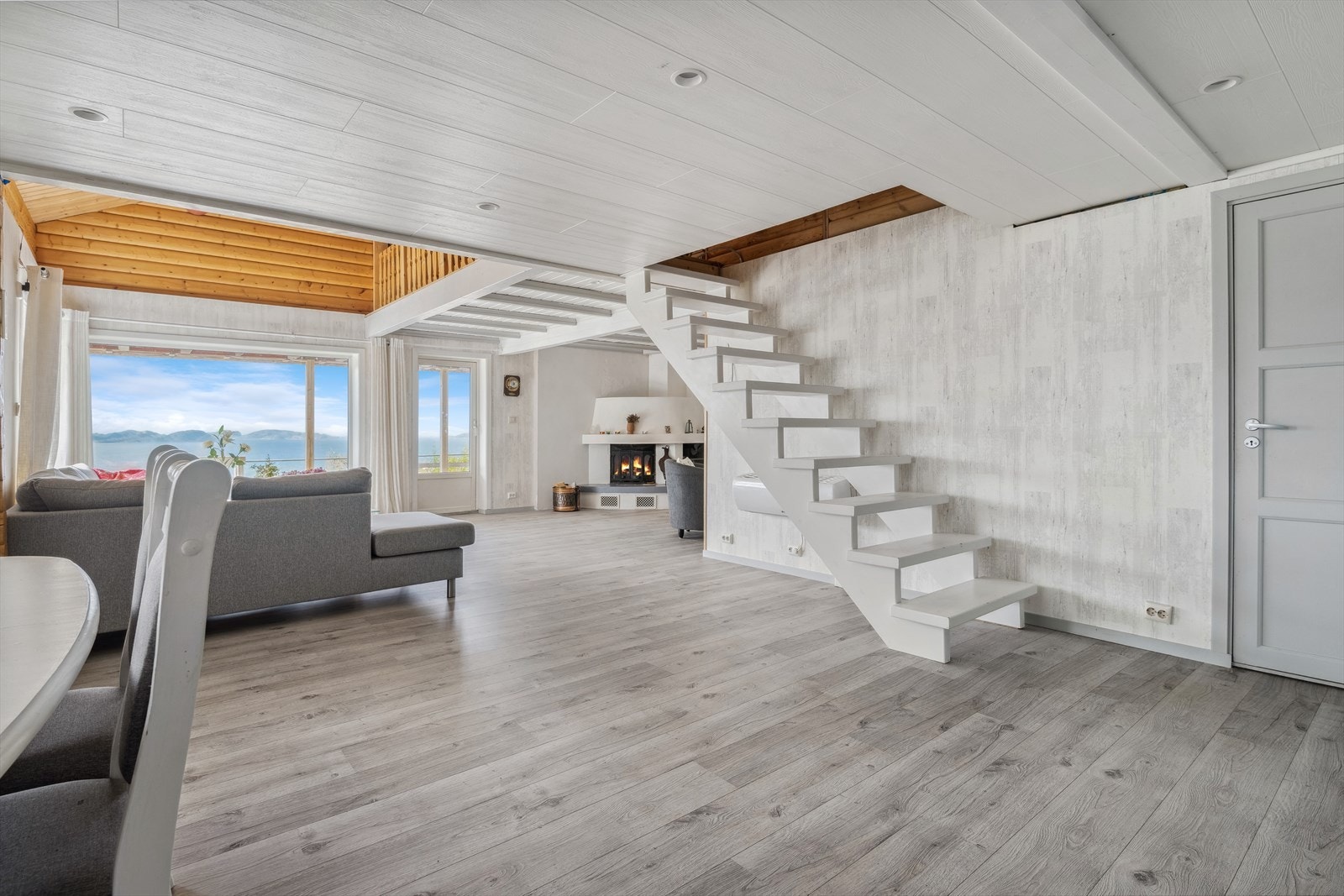 Fra stuen har du adkomst opp til boligens loftetasje. Galleribilde