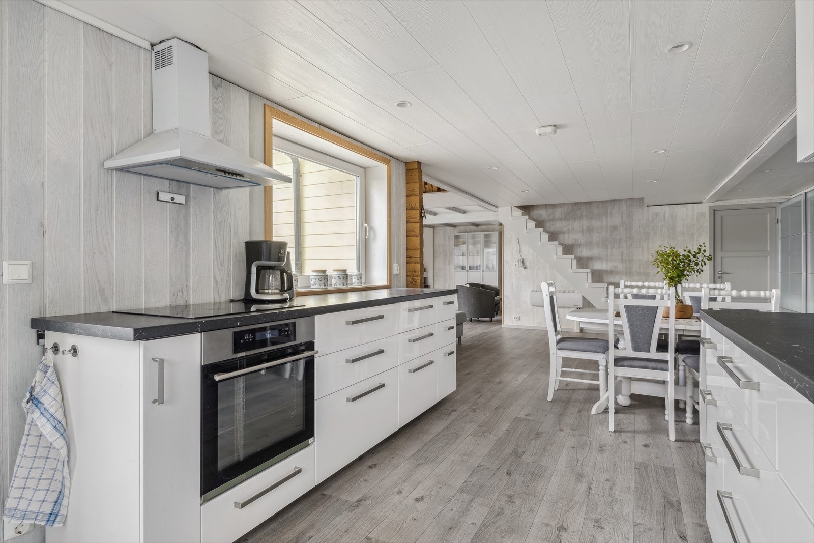 Den åpne stue- kjøkken løsningen sørger for et lyst og sosialt rom. Galleribilde