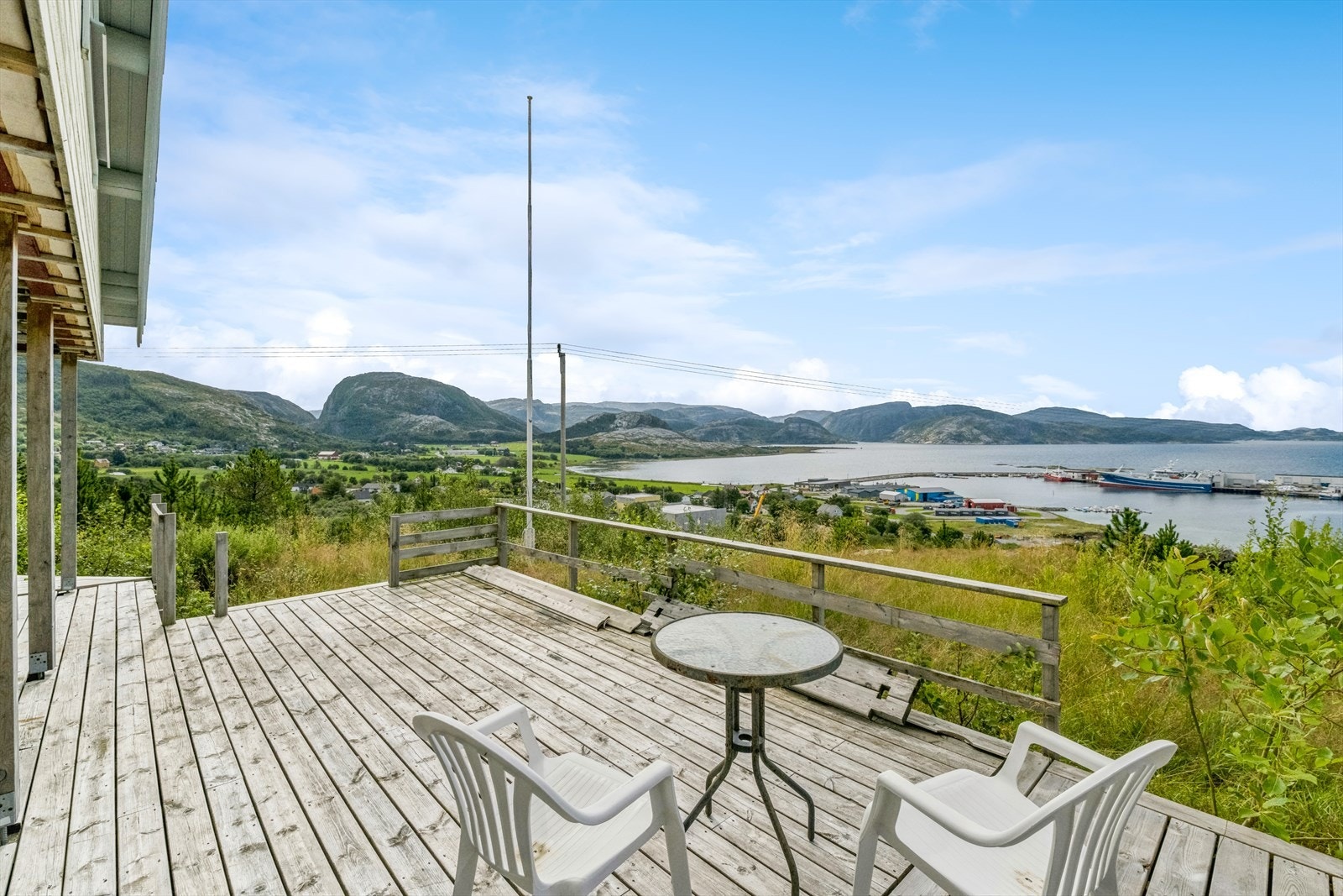 Rundt tre av boligens fire vegger ligger det en terrasse som måler hele 150 kvm hvor du kan nyte de gode solforholdene og den enestående utsikten. Galleribilde