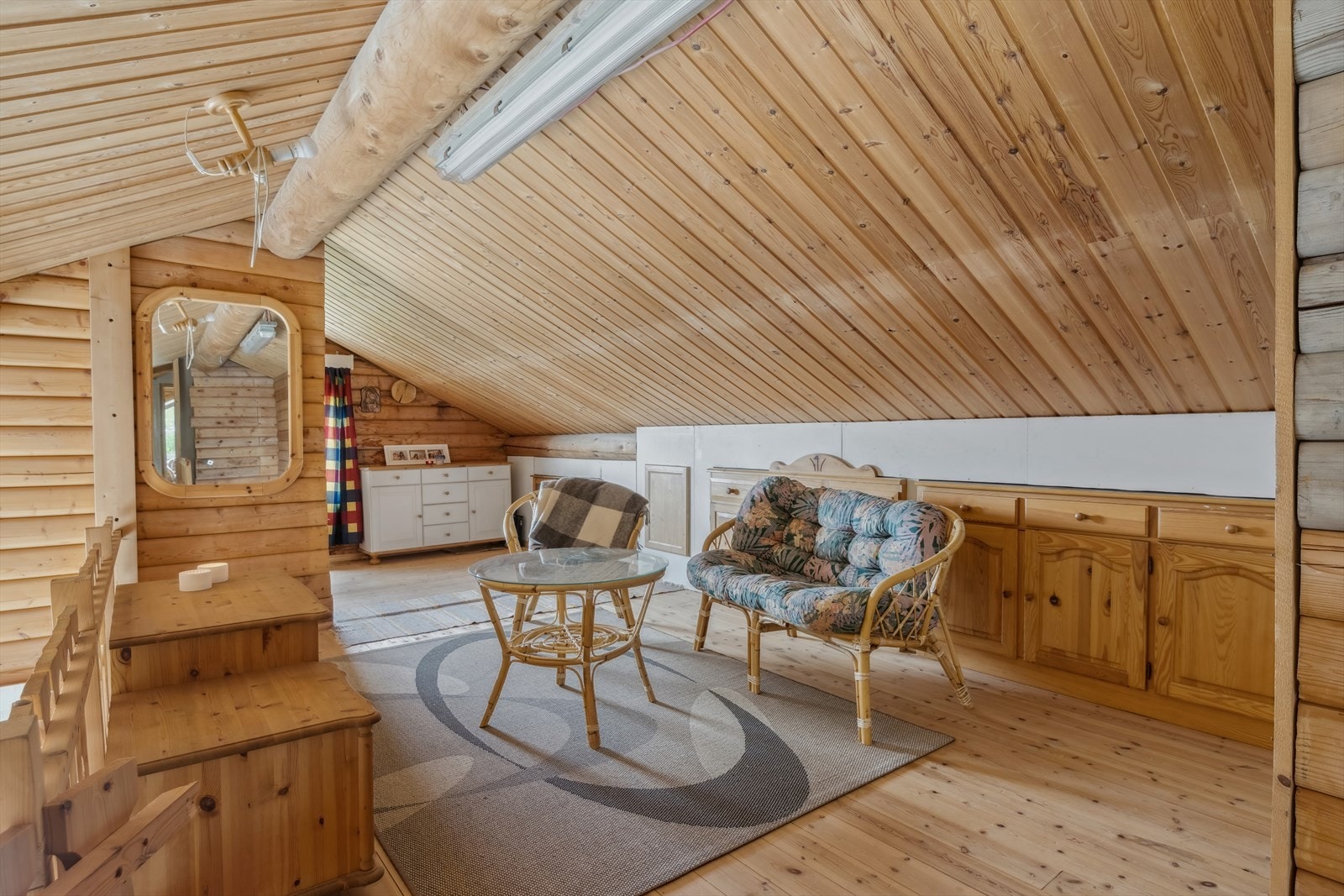 I overetasjen er det blant annet etablert loftstue og to kott for praktisk lagring. Galleribilde