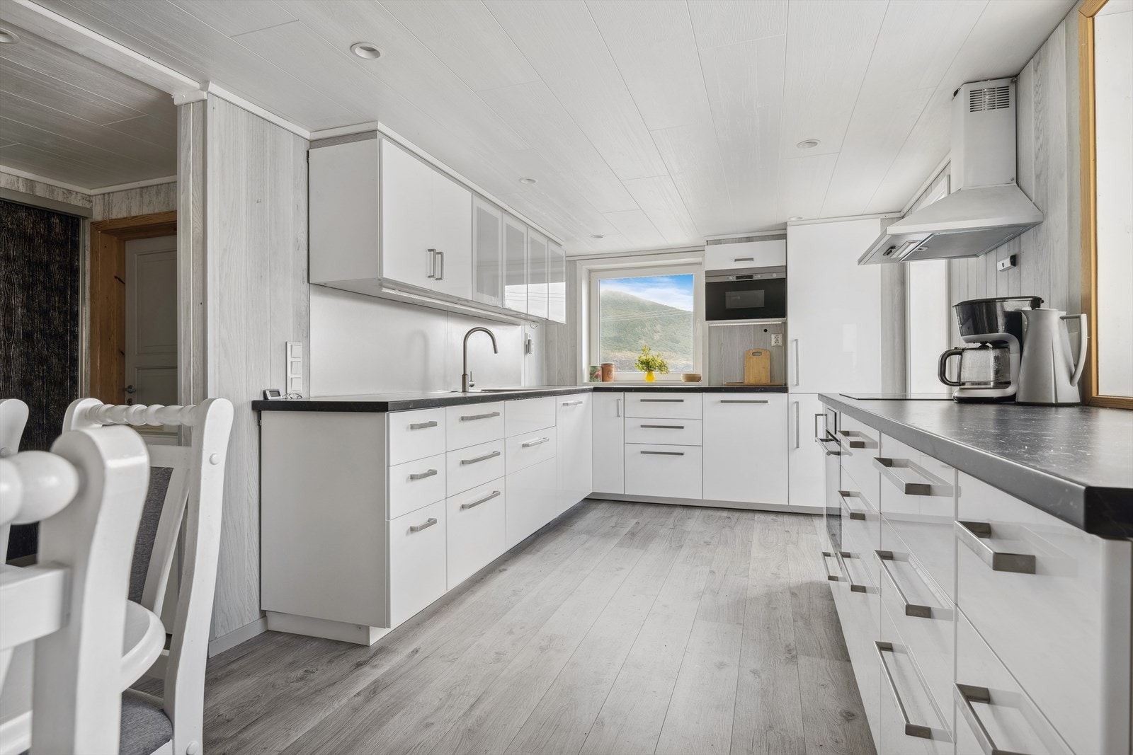 Stuen og kjøkkenet ligger i åpen løsning som strekker seg over hele 73 kvm. Galleribilde