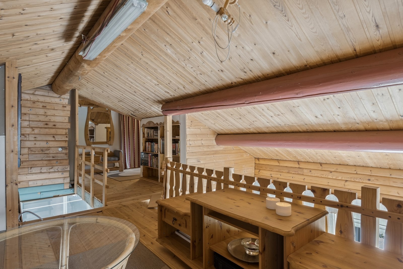 Loftsstuen måler hele 22 kvm og oppleves lys med den åpne løsningen ned mot deler av 1. etasje. Galleribilde