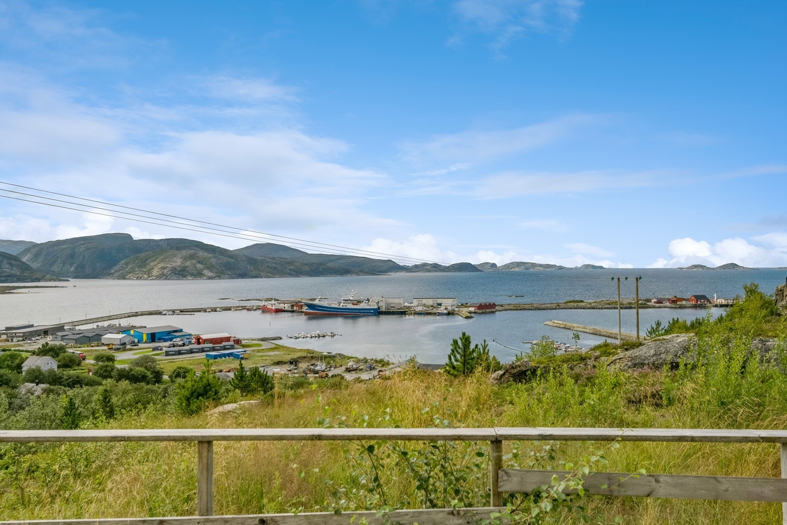 Eiendommen ligger skjermet til innerst i en blindvei hevet over de nærmeste naboene. Galleribilde