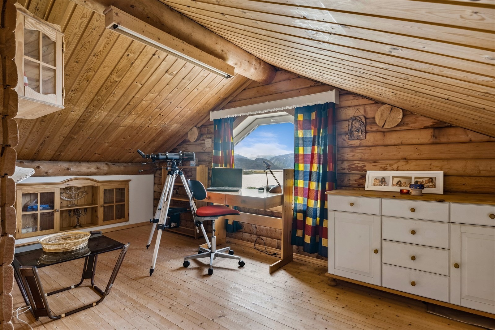 Skriverstuen - et rom for stillhet og kontemplasjon-, utsikt-, og et rom for store ideer.. Galleribilde