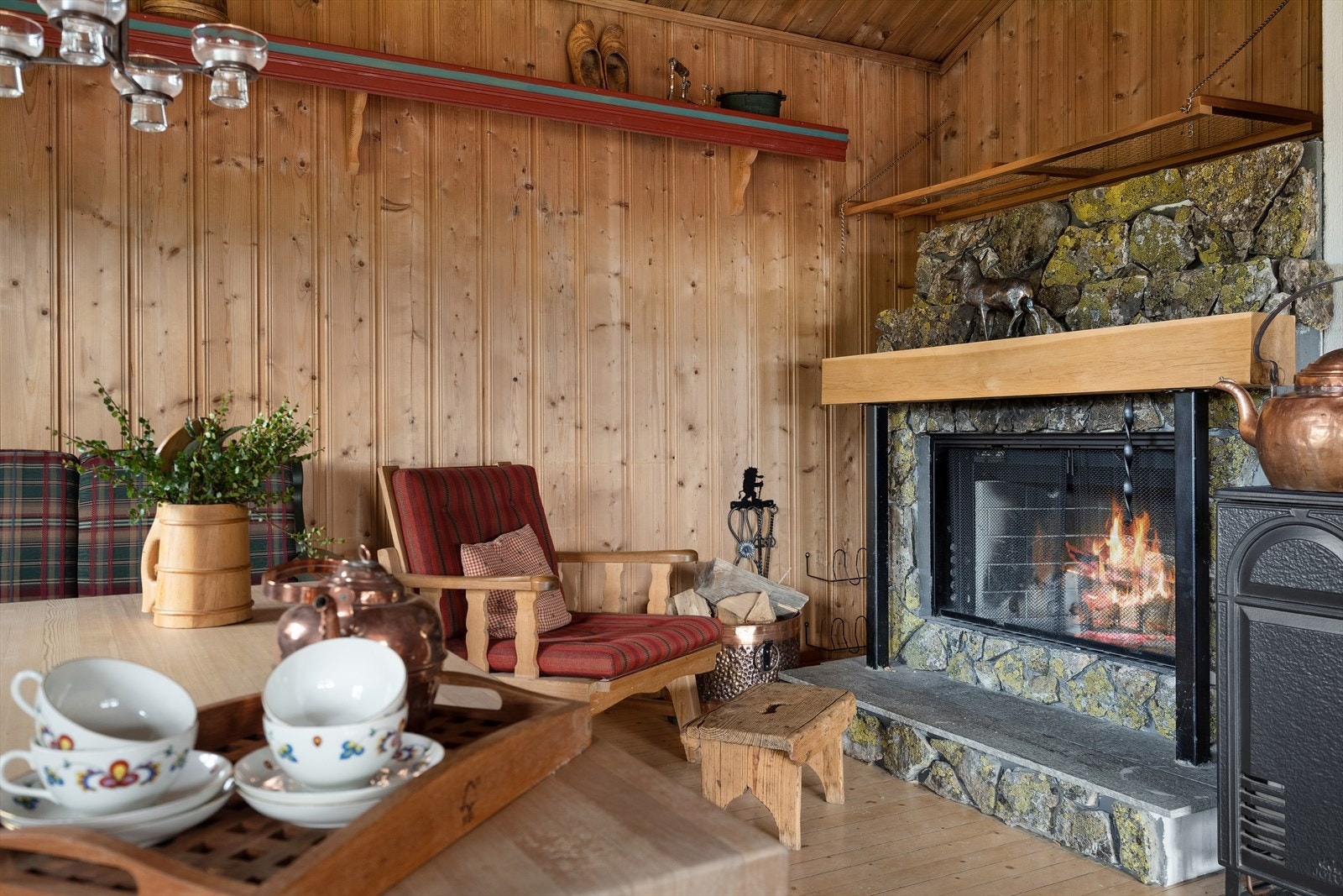 Peisen er et møbel i seg selv, og gir en lun og hyggelig atmosfære, og er et naturlig samlingspunkt etter lange dager ute i naturen. Galleribilde