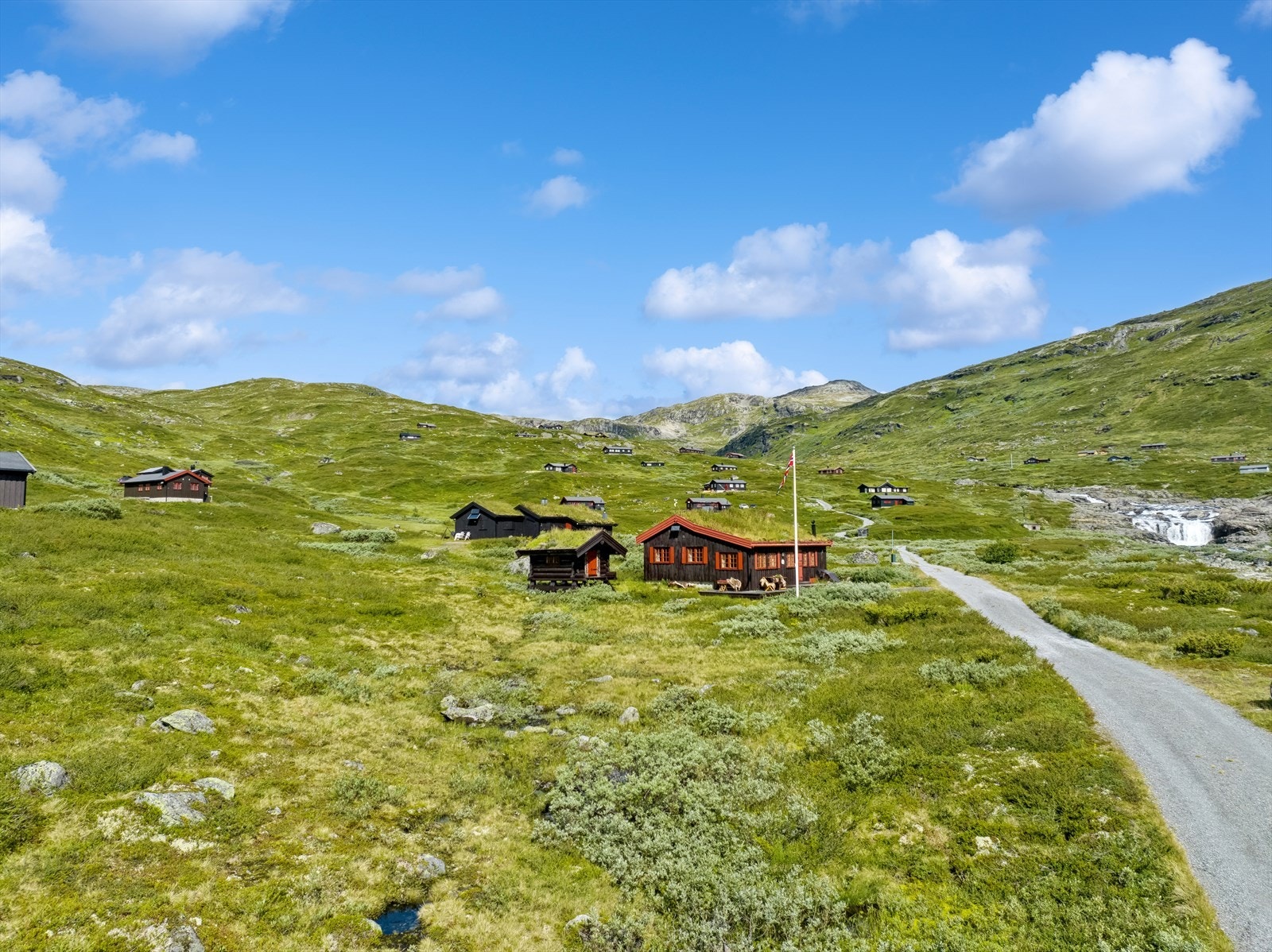 Hytta ligger ved inngangen til Jotunheimen nasjonalpark og området rundt hytta er et meget unikt og attraktivt høyfjellsområde med fantastisk flotte turmuligheter. Galleribilde