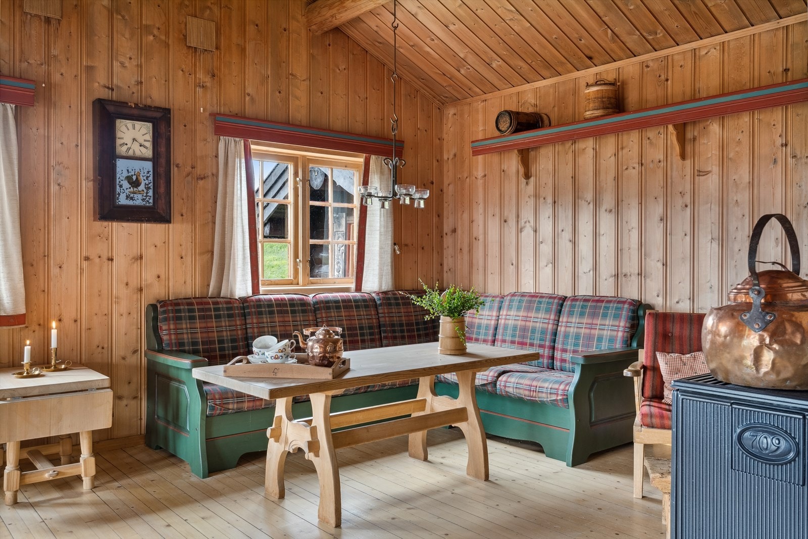 Sofakroken bærer preg av lunhet, og innbyr til avkobling og hyggelige stunder. Galleribilde