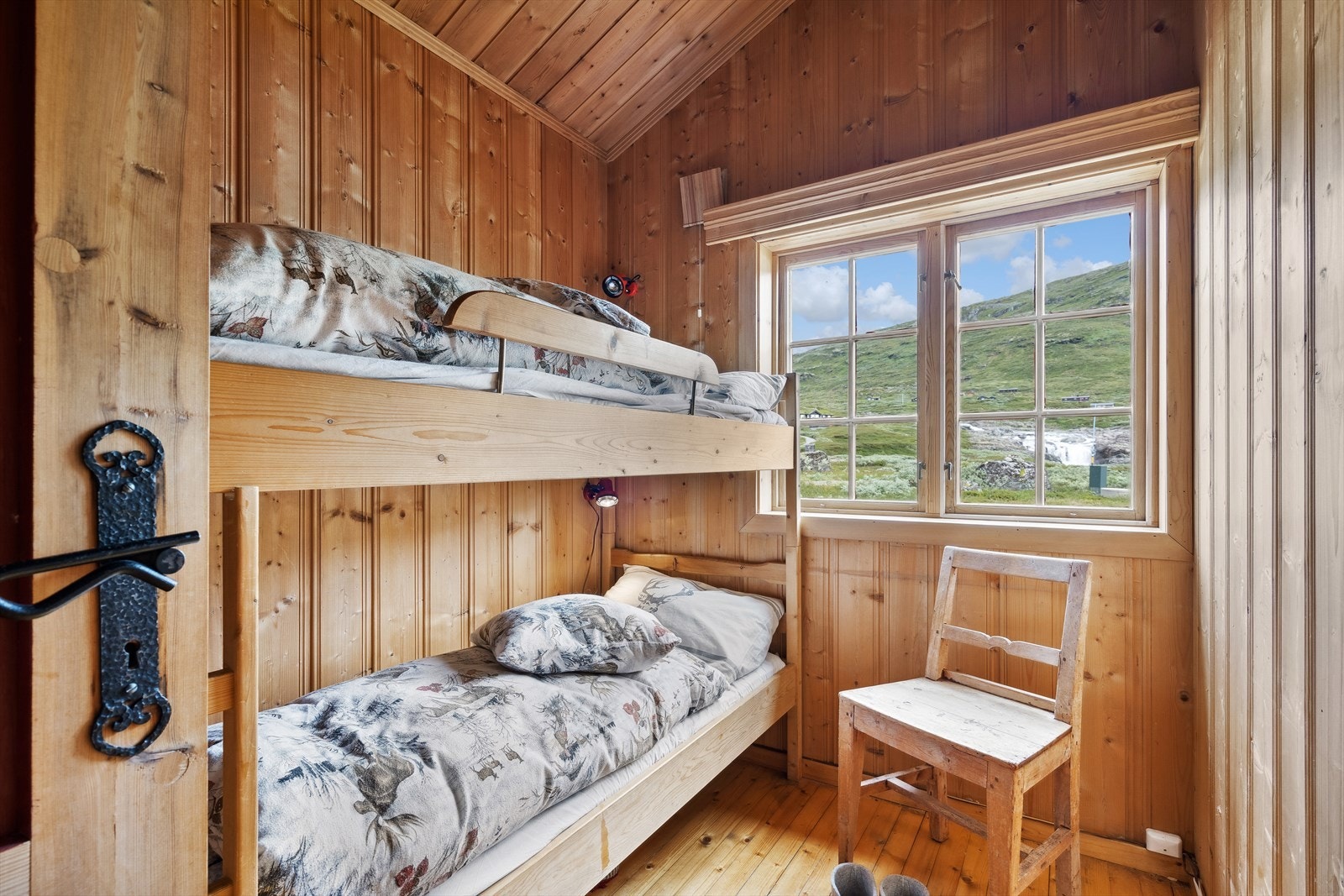 Mens det andre soverommet er innredet med køyeseng. Galleribilde