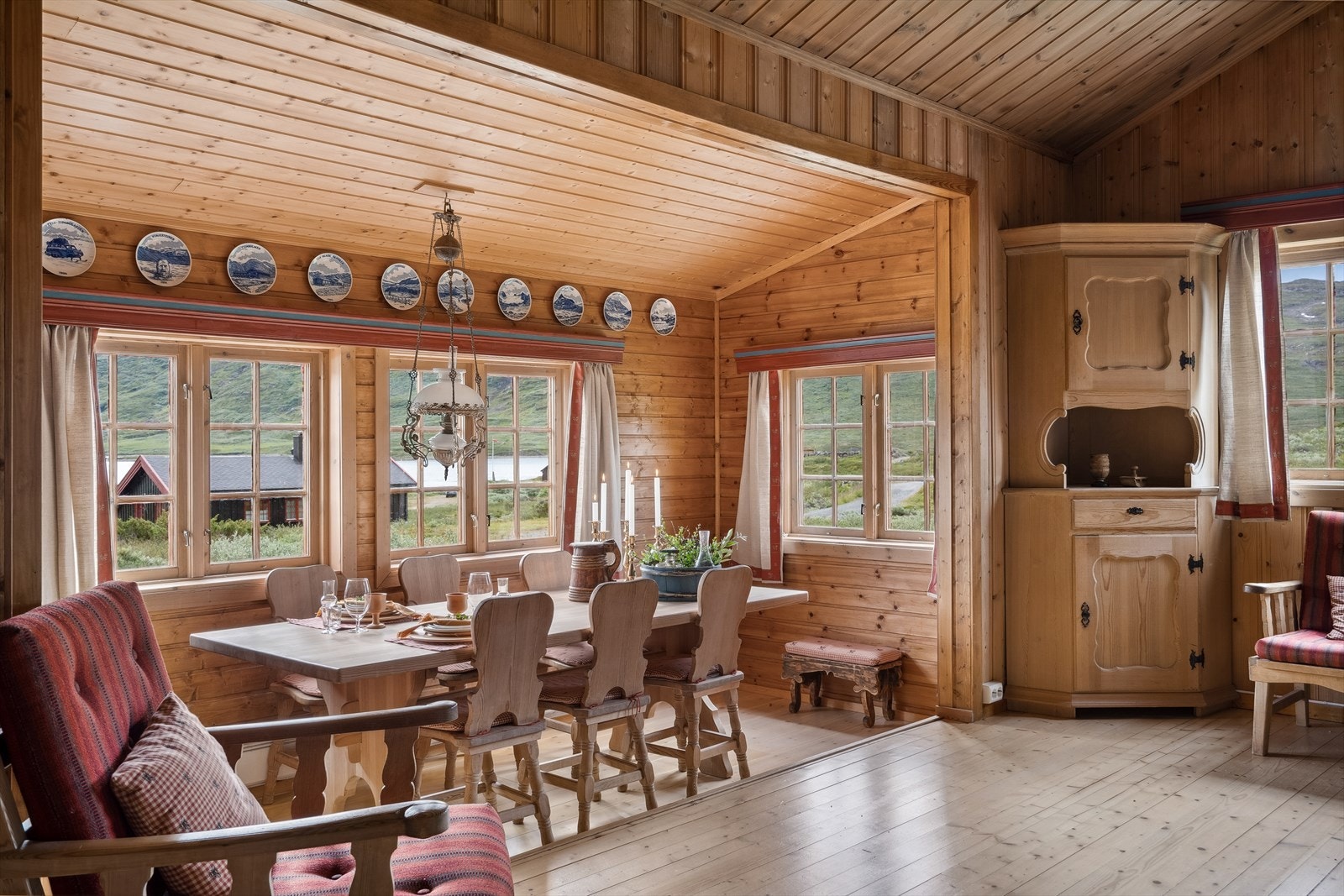 I stua er det plass til flere sittegrupper. Her kan en samles rundt et vakkert langbord, slappe av i sofakroken eller sitte nær peisen og lese en god bok. Galleribilde