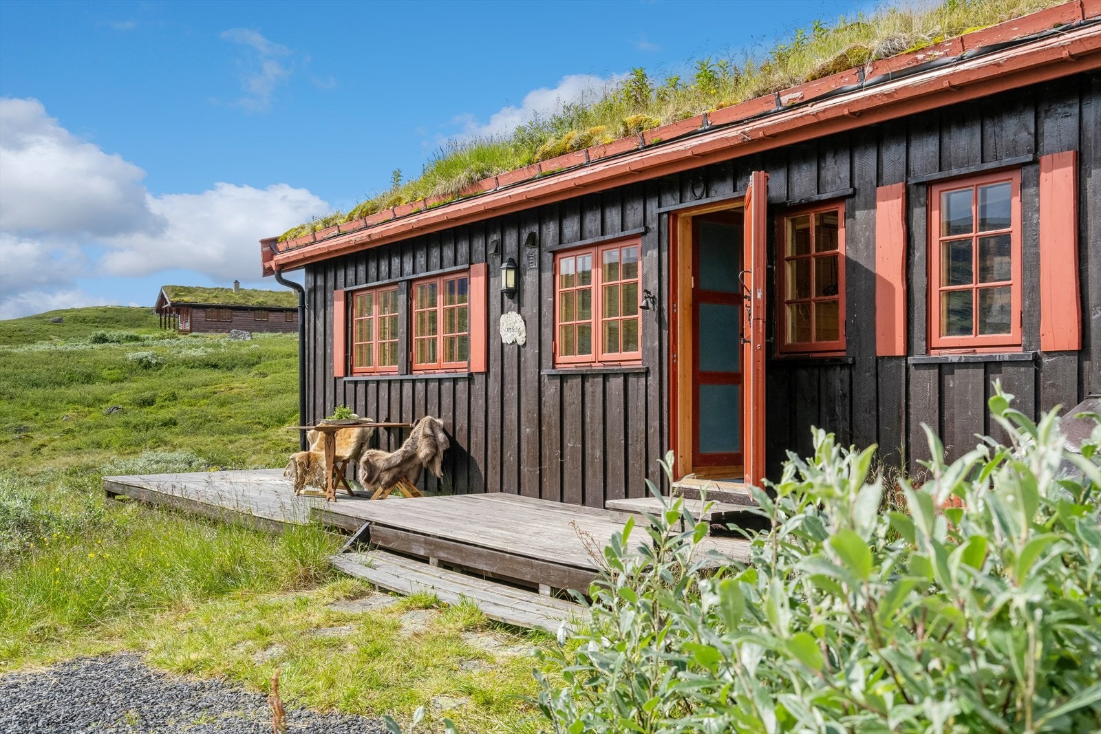 I tillegg har hytta en terrasseplatting hvor man kan nyte naturen utenfor, grille og bare slappe av slik hytteliv skal være. Galleribilde