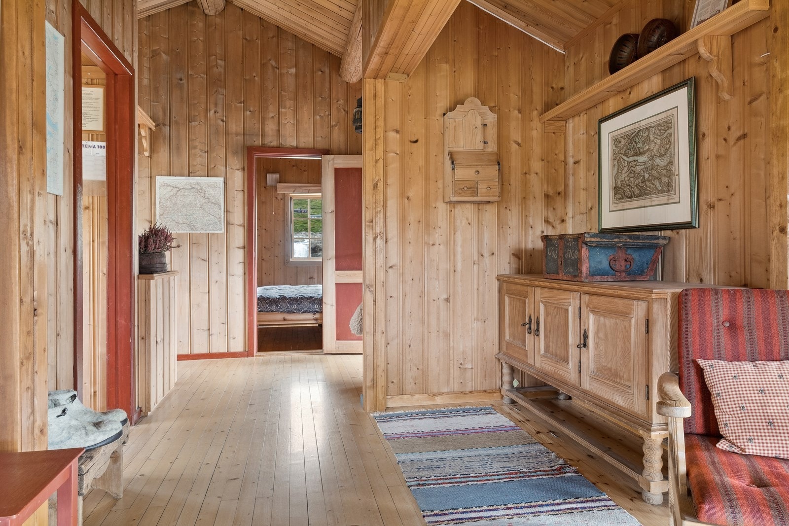 Hytta har noe opplegg via strøm og ellers noe opplegg via solcelle/12 v. Galleribilde