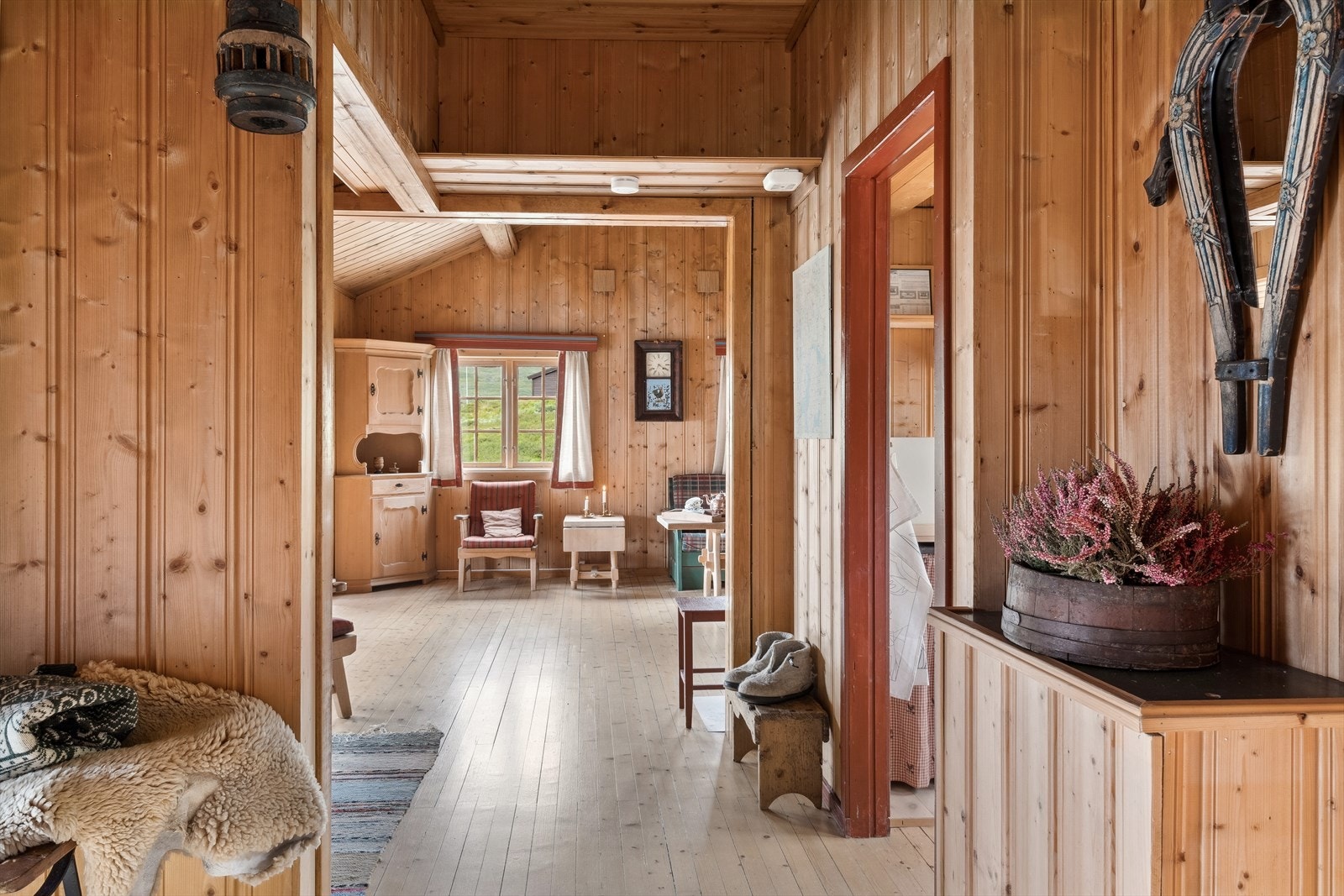 Entreen har flislagt gulv med varmekabler og plass til det man trenger av yttertøy og sko. Galleribilde