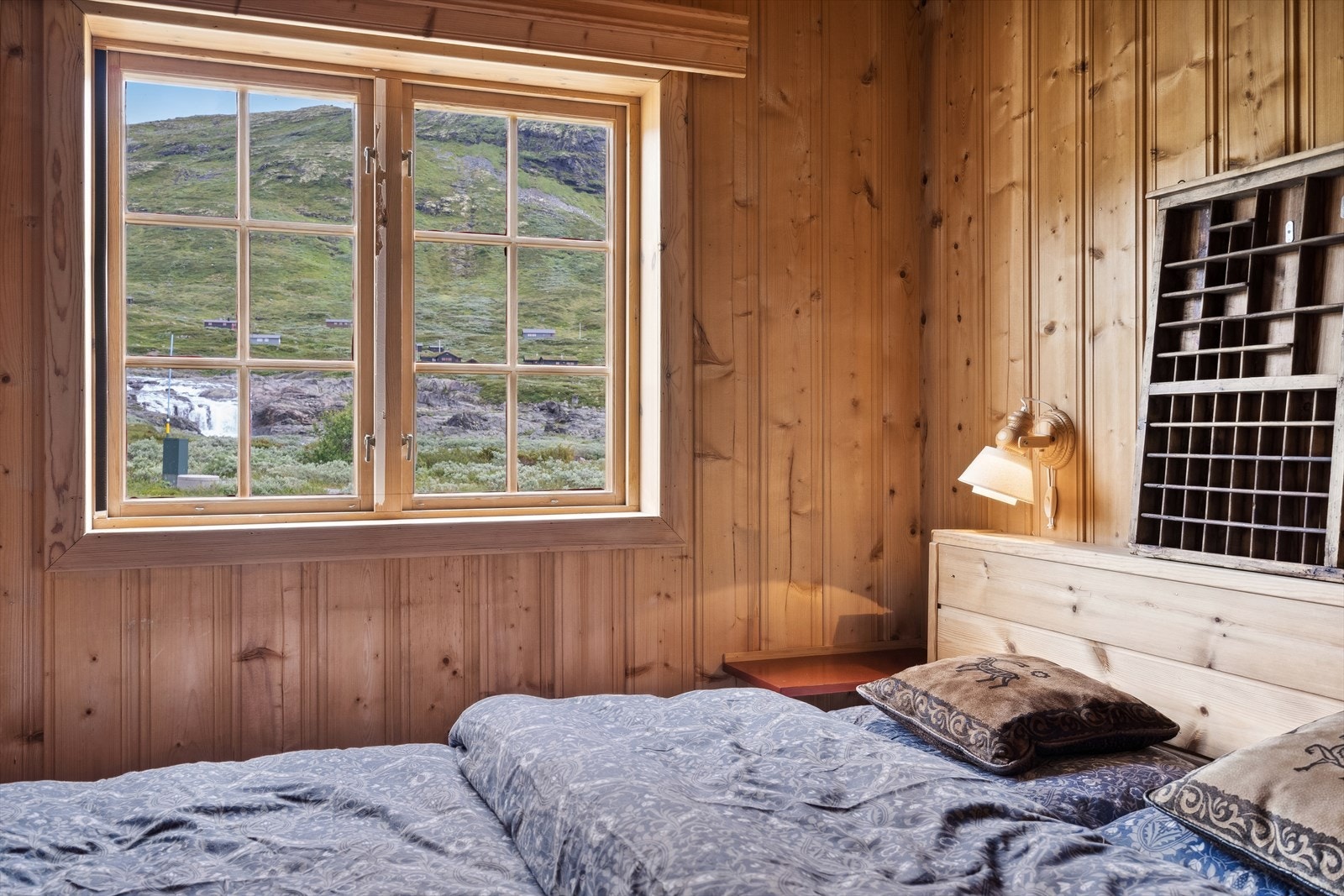 Det ene soverommet har plass til dobbeltseng. Galleribilde