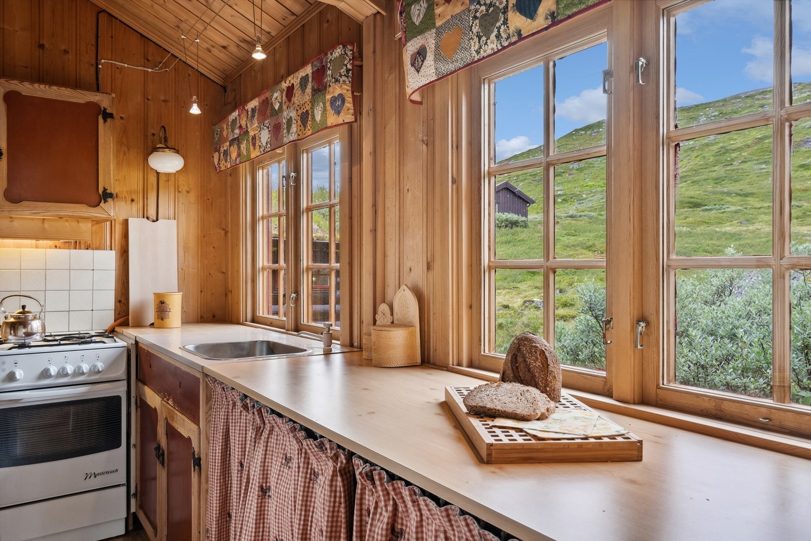 Benkeplaten er av laminat og med nedfelt vaskekum av stål. Galleribilde