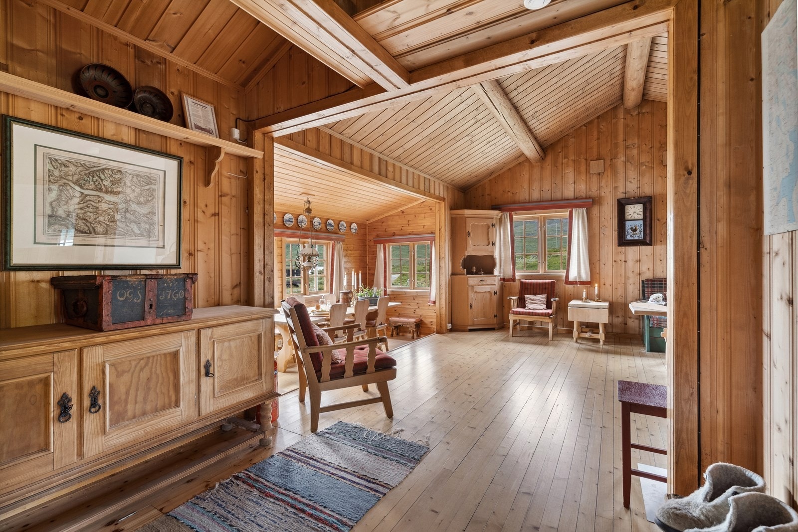 Inne i hytta er det åpent, lyst og luftig med mange vinduer slik at en virkelig kan nyte den vakre naturen som omgir hytta. Galleribilde