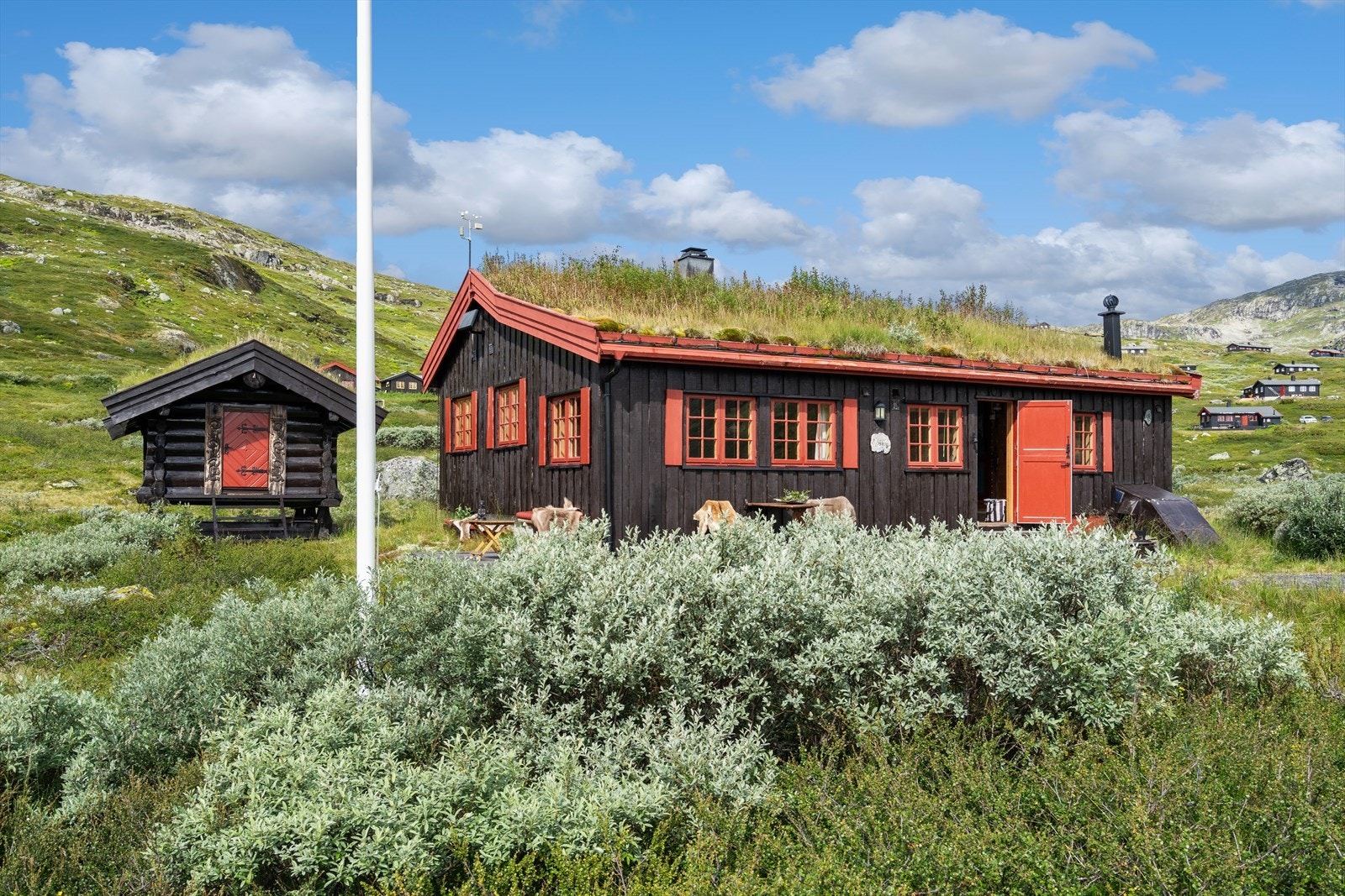 Fritidseiendommens bebyggelse består av koselig hytte og anneks/stabbur på stor naturtomt i åpent fjellandskap. Galleribilde