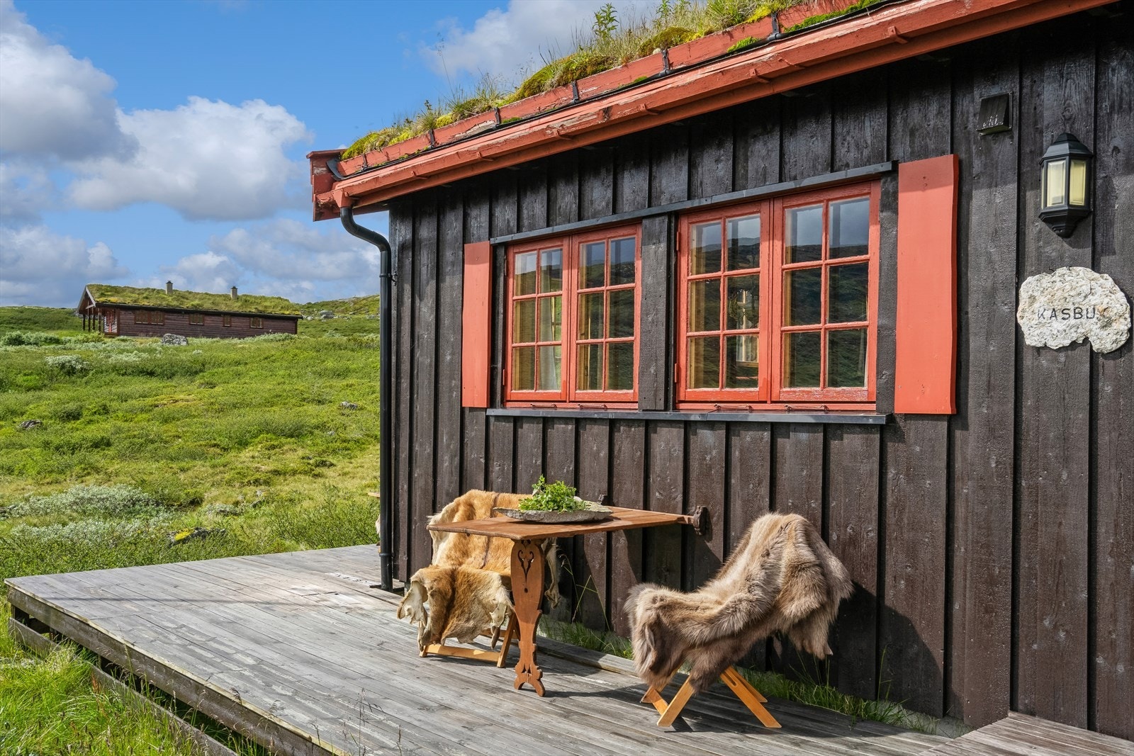Her er det god plass mellom hyttene, slik at en usjenert kan nyte roen og stillheten, eller ta en tur ut på godt merkede stier. Galleribilde