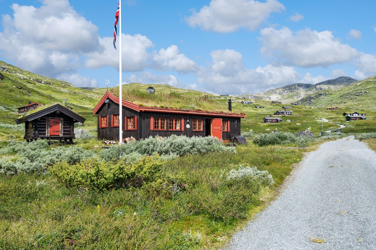 Eiendommen har en koselig hytte og anneks/stabbur med soverom. Med umiddelbar nærhet til urørt natur og med storslagen fjellutsikt, ligger alt vel til rette for opplevelsesrike dager på fjellet. Galleribilde