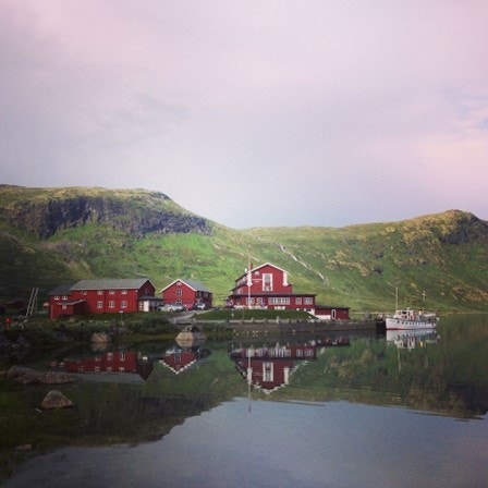 Hytta ligger rett i nærheten av Eidsbugarden, Fondsbu og Bygdinvannet. Sommerstid går det rutebåt mellom Bygdin, Torfinnsbu og Eidsbugarden. (Selgers foto). Galleribilde