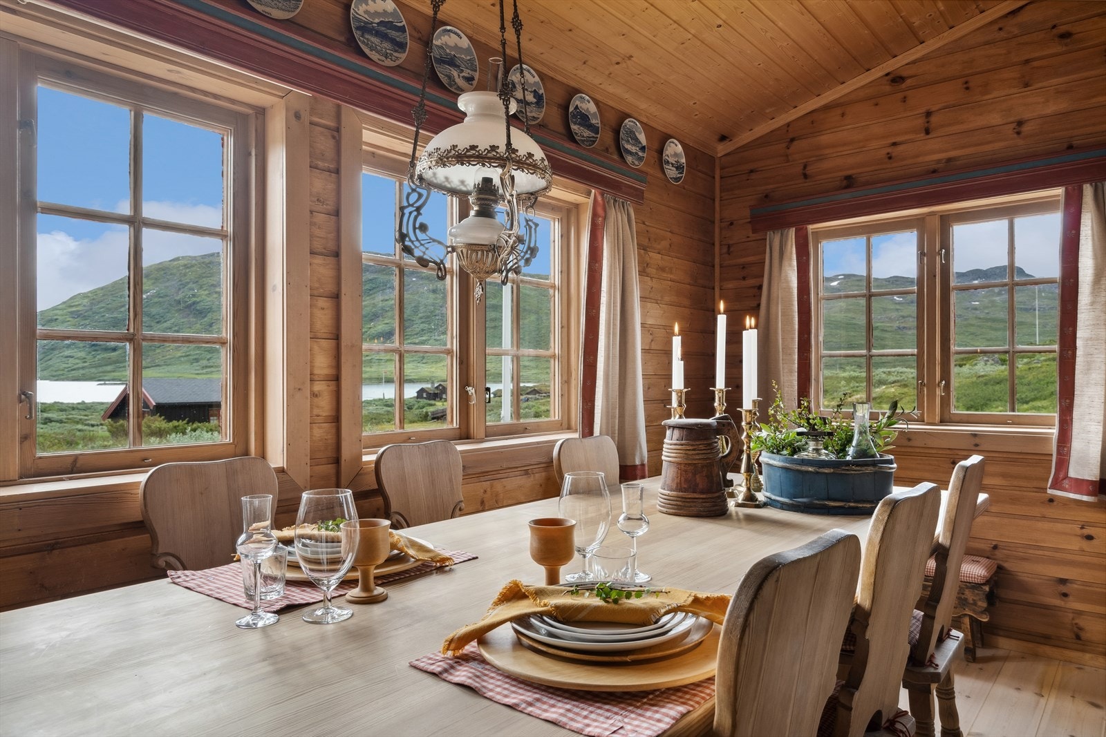 En vil aldri gå lei denne vakre utsikten fra stuevinduene som stadig varierer med skiftende vær og lysforhold! Galleribilde