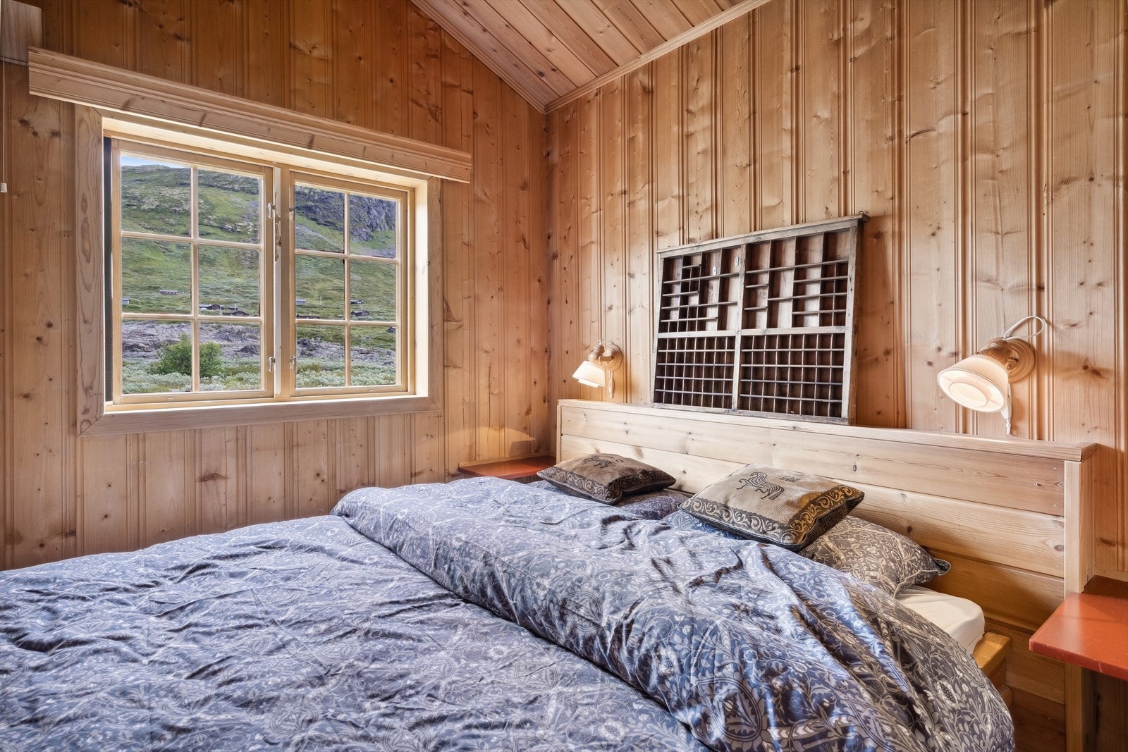 Hytta har to gode soverom, begge med garderobeløsning. Galleribilde