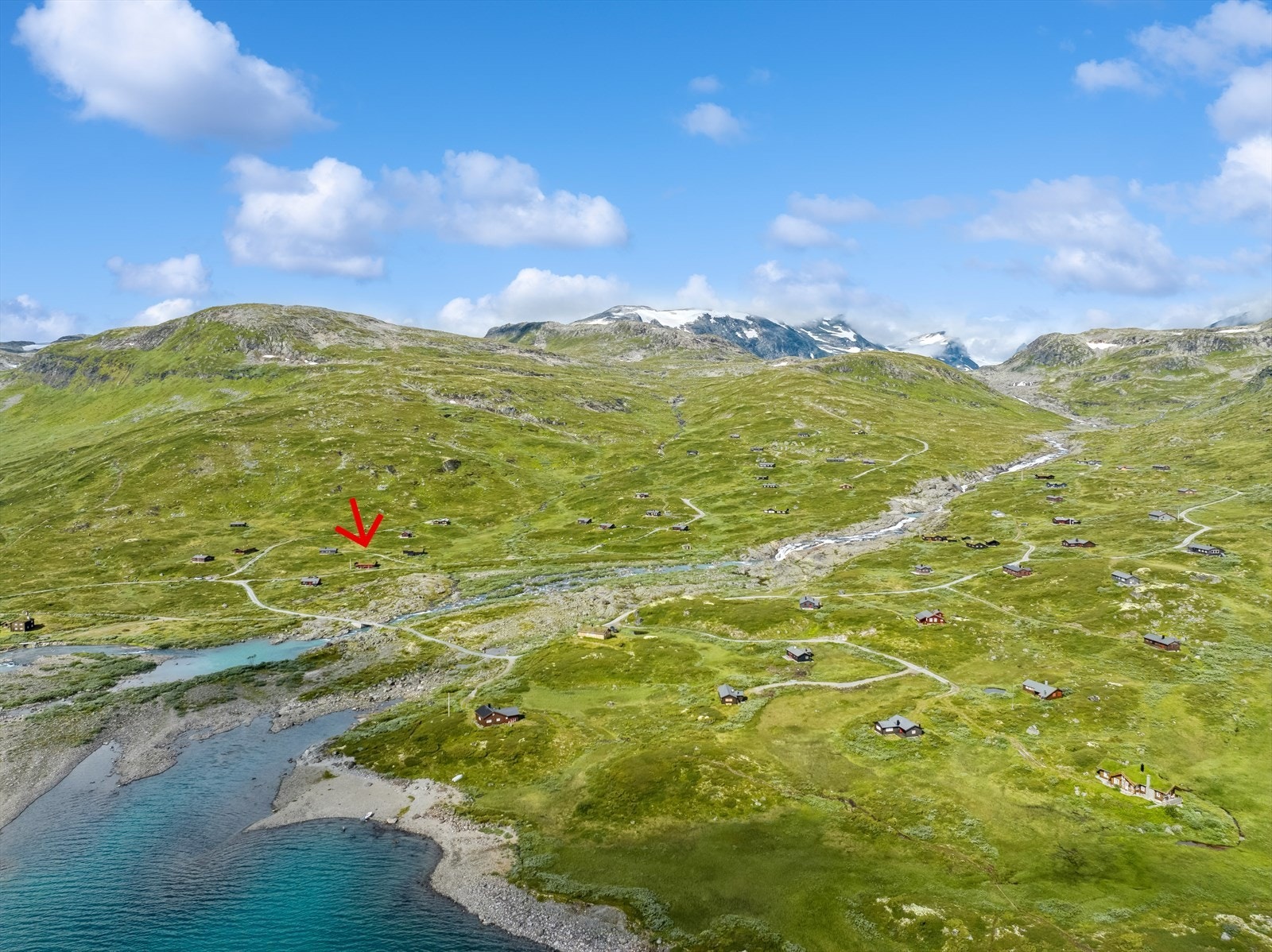 Eiendommen ligger på en romslig eiertomt i hellingen innenfor Eidsbugarden, nærmere bestemt i Mjølkedølafeltet, nær elva Mjølkedøla som renner ut i Bygdin. Galleribilde