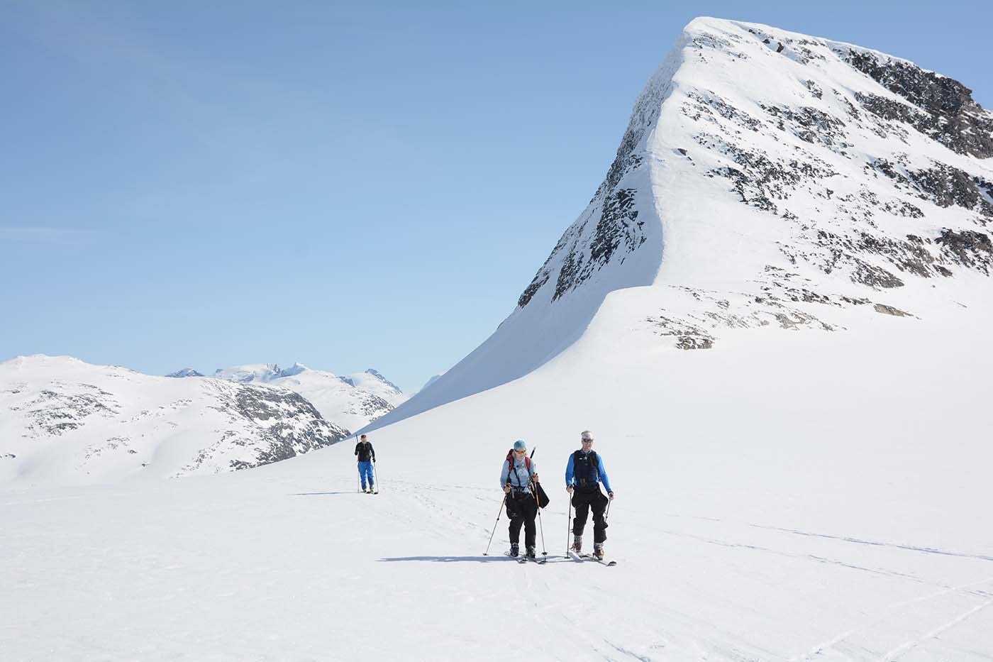 Med sin nydelig beliggenhet på 1.065 moh. er hytta det perfekte utgangspunkt for magiske toppturer. Her fra tur opp til Uranostind. (Selgers foto). Galleribilde