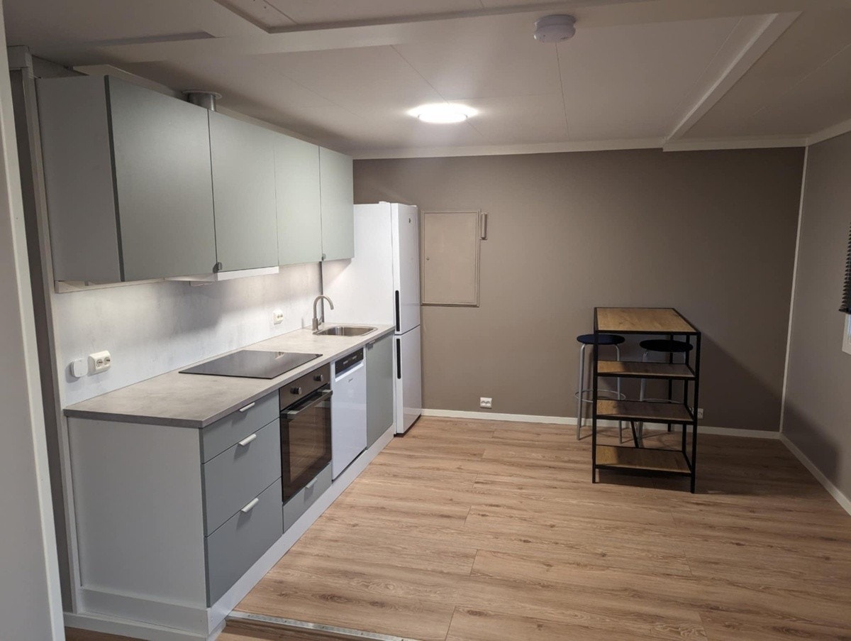 Kjøkken m/hvitevarer og plass til spisebord Galleribilde