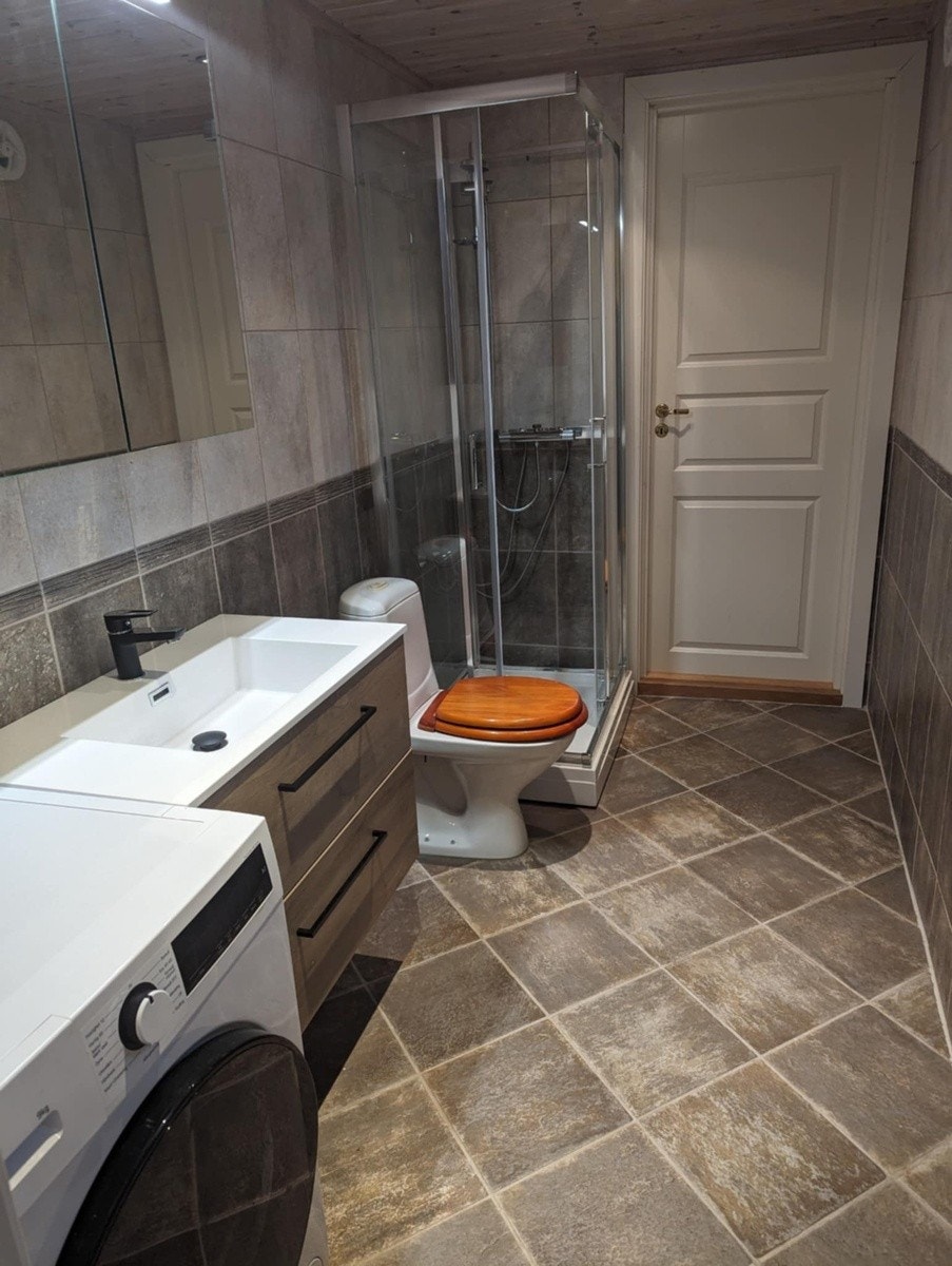 Flislagt bad m/varmekabler, vaskemaskin. Galleribilde