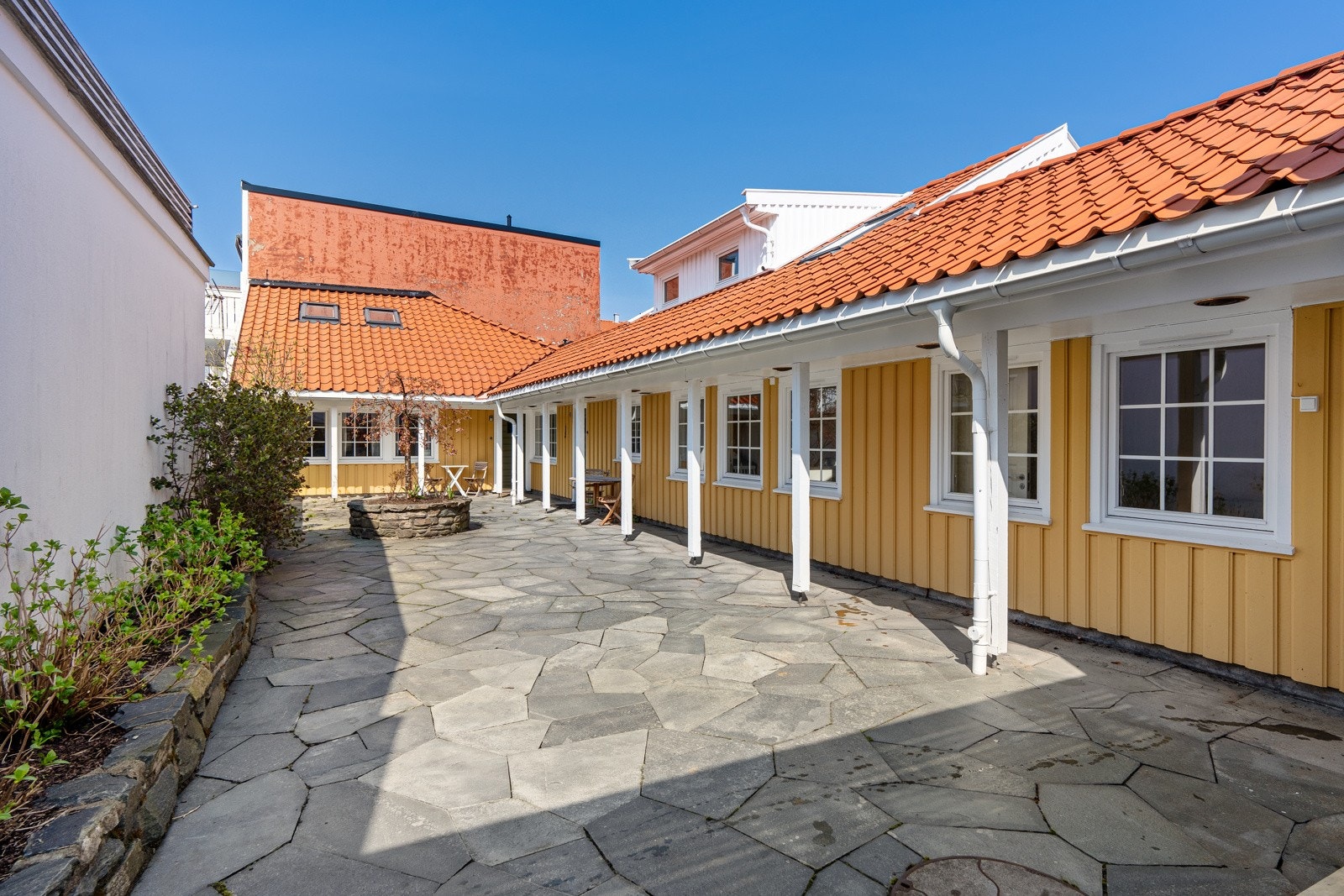 Flott bakgårdshage - herfra er det inngang til annekset Galleribilde