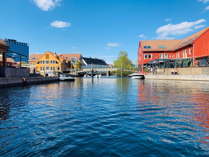 I SEntrum ligger også Fiskebrygga med alle de fine spisestedene og like bortenfor ligger Kilden og Kunstsiloen, samt Odderøyas flotte turområde Galleribilde