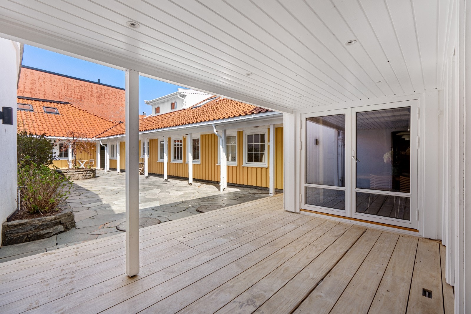 Overbygd platting ut fra stuen Galleribilde